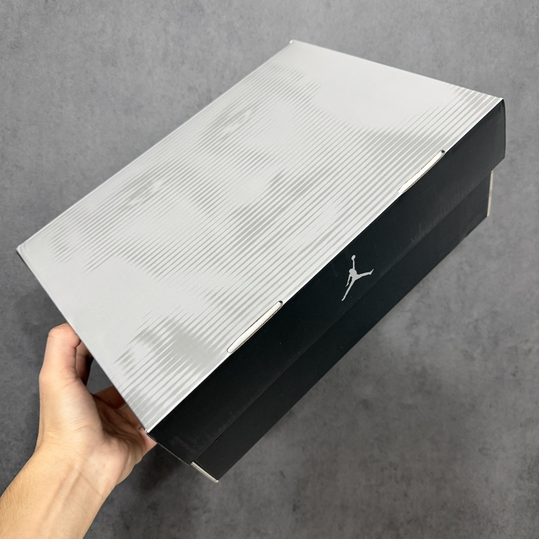 图片[13]-【TK至尊版】Air Jordan 11 2026款复刻AJ11大灌篮 货号：CT8012-900 台湾原厂牛津布，密度紧实，感光度高 领口定型与填充物饱和度完美契合 鞋身主材质均来自三本久sadisa 俗称原厂皮料 鞋身全电脑针车，针距固定，间距平行，转弯自然 蓝色电绣飞人LOGO，饱满自然 冰蓝水晶大底，色泽鲜艳，透光度高 台湾原产碳板 盒标立体标，内置感应芯片 目前市场首个纯原版本 市场第一梯队品质 尺码：40 40.5 41 42 42.5 43 44 44.5 45 45.5 46 47.5-选品中心