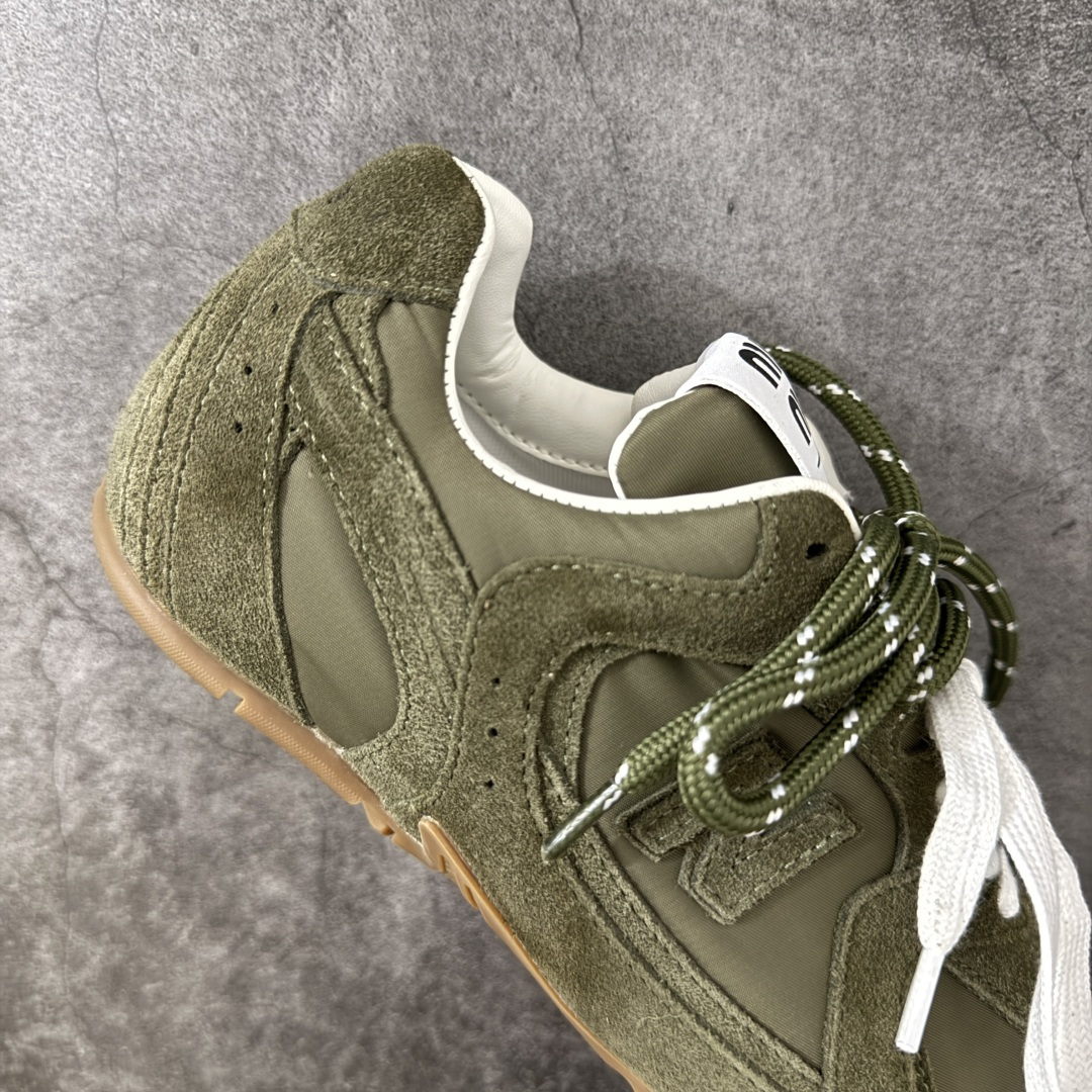 图片[7]-【海淘礼盒版】Miumiu x New Balance NB530 新百伦缪缪联名款复古运动鞋 全套原楦原纸板原厂数据开发 原厂三文治网纱 原装进口羊皮加羊反绒正确绒感卡色 正确中底拉帮中底纸板满印细节 冲裁组合 匠心打造 耗时两个月开发完成 工艺极其复杂难度可想而知 新开独立私模大底 全网唯一正确私模大底 高端零售专供产物 这双变奏版本的530 SL 有着抢眼的双鞋带系统 以撞色的拼接感带出不同以往的风格 同时透过网眼面料与麂皮呈现复古质地 除了极为受到欢迎的棕色调之外 还推出了轻盈的裸白色系 而双方的联名徽标则展现在鞋舌以及内里衬底之上 搭配棉质和皮革的双重鞋带设计呈现出不俗的质感 此番的一大亮点就是将原来的ABZORB 鞋底更换为超薄外底 诠释Y2K风造型 鞋舌上的\”MiuMiu\”和\”NB\”Logo彰显联名身份 整双鞋带来浓浓的复古氛围 尺码：35-45-选品中心
