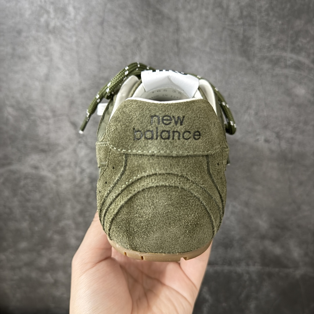 图片[4]-【海淘礼盒版】Miumiu x New Balance NB530 新百伦缪缪联名款复古运动鞋 全套原楦原纸板原厂数据开发 原厂三文治网纱 原装进口羊皮加羊反绒正确绒感卡色 正确中底拉帮中底纸板满印细节 冲裁组合 匠心打造 耗时两个月开发完成 工艺极其复杂难度可想而知 新开独立私模大底 全网唯一正确私模大底 高端零售专供产物 这双变奏版本的530 SL 有着抢眼的双鞋带系统 以撞色的拼接感带出不同以往的风格 同时透过网眼面料与麂皮呈现复古质地 除了极为受到欢迎的棕色调之外 还推出了轻盈的裸白色系 而双方的联名徽标则展现在鞋舌以及内里衬底之上 搭配棉质和皮革的双重鞋带设计呈现出不俗的质感 此番的一大亮点就是将原来的ABZORB 鞋底更换为超薄外底 诠释Y2K风造型 鞋舌上的\”MiuMiu\”和\”NB\”Logo彰显联名身份 整双鞋带来浓浓的复古氛围 尺码：35-45-选品中心