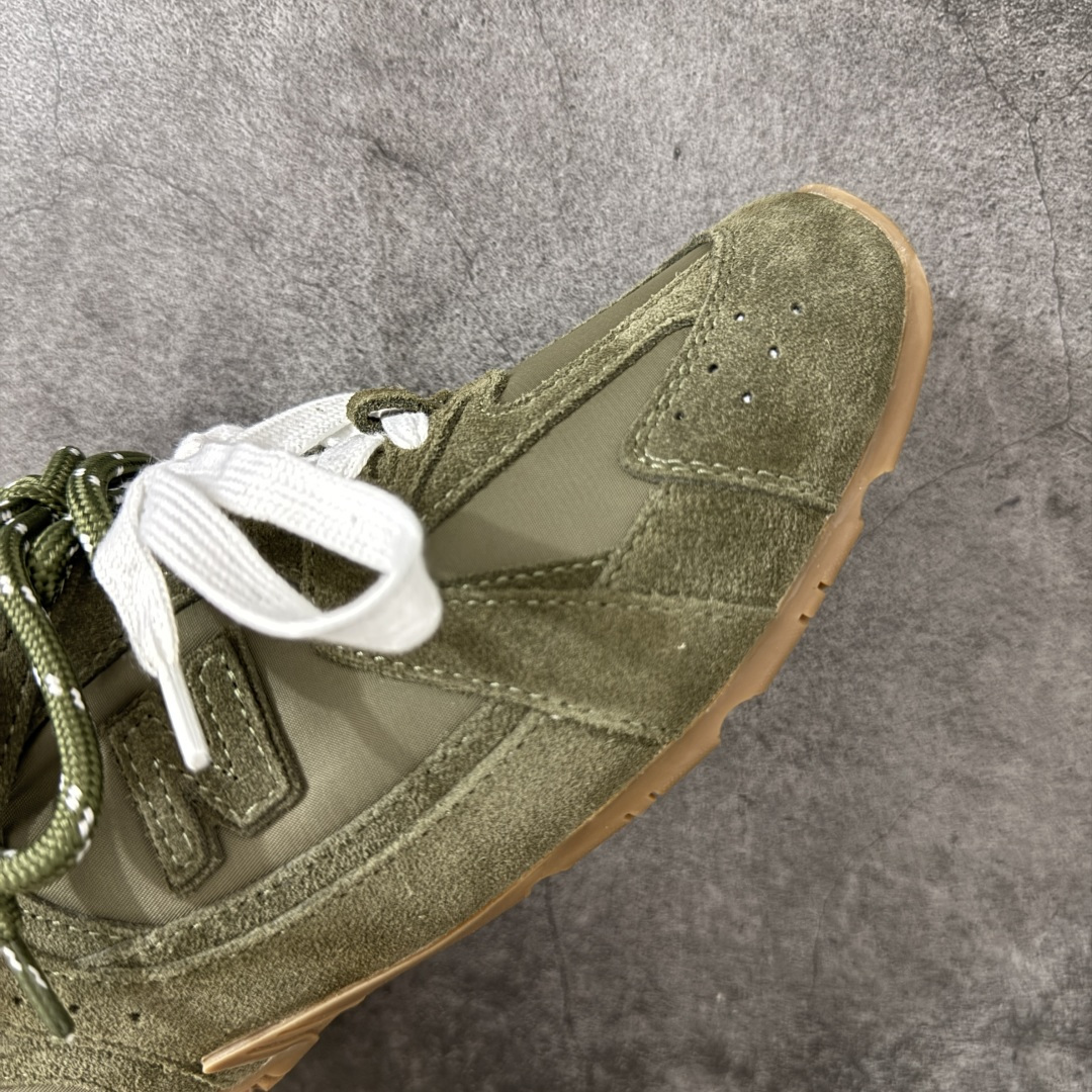图片[6]-【海淘礼盒版】Miumiu x New Balance NB530 新百伦缪缪联名款复古运动鞋 全套原楦原纸板原厂数据开发 原厂三文治网纱 原装进口羊皮加羊反绒正确绒感卡色 正确中底拉帮中底纸板满印细节 冲裁组合 匠心打造 耗时两个月开发完成 工艺极其复杂难度可想而知 新开独立私模大底 全网唯一正确私模大底 高端零售专供产物 这双变奏版本的530 SL 有着抢眼的双鞋带系统 以撞色的拼接感带出不同以往的风格 同时透过网眼面料与麂皮呈现复古质地 除了极为受到欢迎的棕色调之外 还推出了轻盈的裸白色系 而双方的联名徽标则展现在鞋舌以及内里衬底之上 搭配棉质和皮革的双重鞋带设计呈现出不俗的质感 此番的一大亮点就是将原来的ABZORB 鞋底更换为超薄外底 诠释Y2K风造型 鞋舌上的\”MiuMiu\”和\”NB\”Logo彰显联名身份 整双鞋带来浓浓的复古氛围 尺码：35-45-选品中心