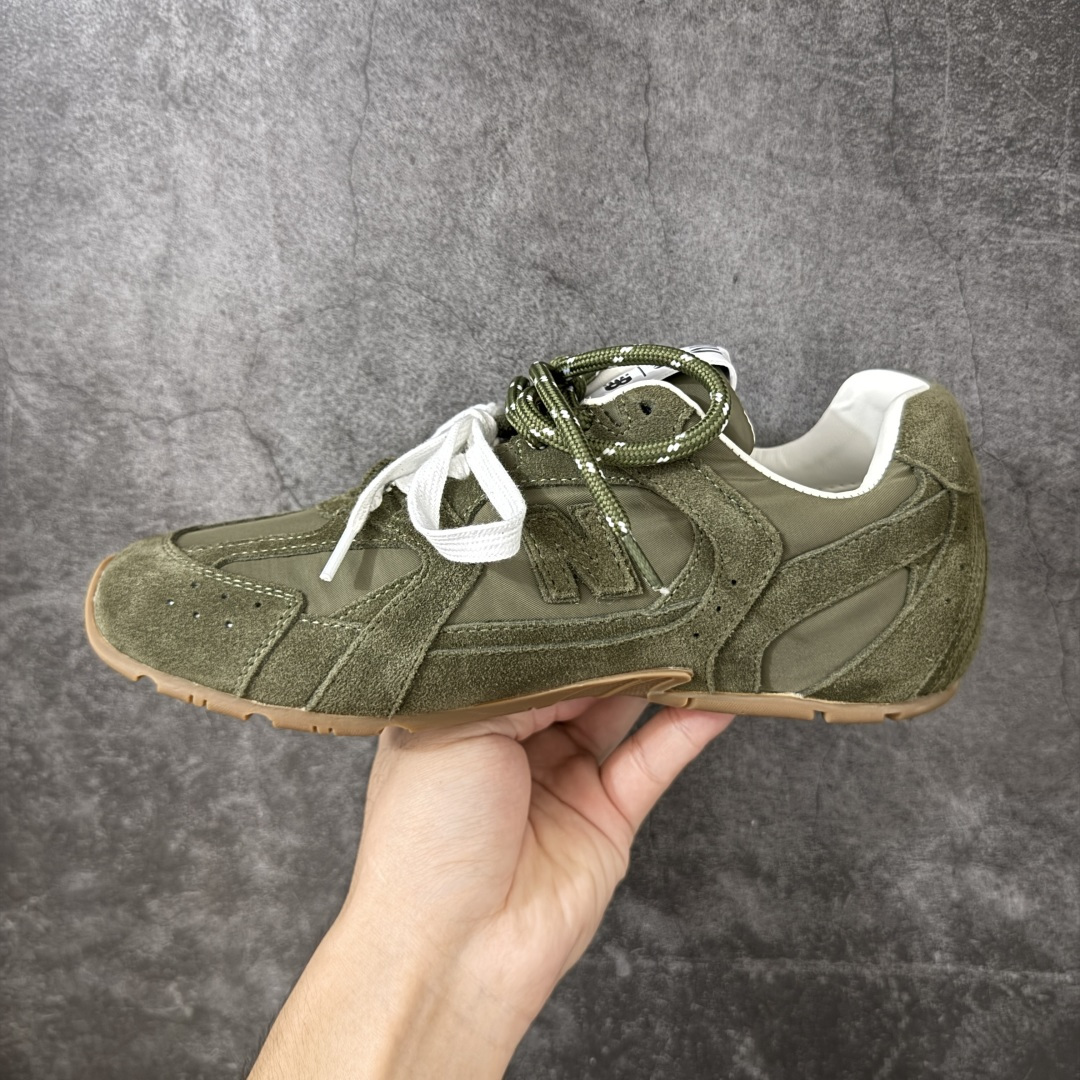 图片[2]-【海淘礼盒版】Miumiu x New Balance NB530 新百伦缪缪联名款复古运动鞋 全套原楦原纸板原厂数据开发 原厂三文治网纱 原装进口羊皮加羊反绒正确绒感卡色 正确中底拉帮中底纸板满印细节 冲裁组合 匠心打造 耗时两个月开发完成 工艺极其复杂难度可想而知 新开独立私模大底 全网唯一正确私模大底 高端零售专供产物 这双变奏版本的530 SL 有着抢眼的双鞋带系统 以撞色的拼接感带出不同以往的风格 同时透过网眼面料与麂皮呈现复古质地 除了极为受到欢迎的棕色调之外 还推出了轻盈的裸白色系 而双方的联名徽标则展现在鞋舌以及内里衬底之上 搭配棉质和皮革的双重鞋带设计呈现出不俗的质感 此番的一大亮点就是将原来的ABZORB 鞋底更换为超薄外底 诠释Y2K风造型 鞋舌上的\”MiuMiu\”和\”NB\”Logo彰显联名身份 整双鞋带来浓浓的复古氛围 尺码：35-45-选品中心