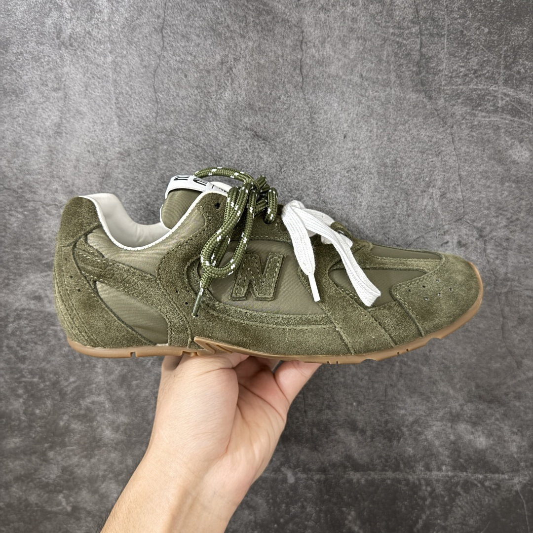 【海淘礼盒版】Miumiu x New Balance NB530 新百伦缪缪联名款复古运动鞋 全套原楦原纸板原厂数据开发 原厂三文治网纱 原装进口羊皮加羊反绒正确绒感卡色 正确中底拉帮中底纸板满印细节 冲裁组合 匠心打造 耗时两个月开发完成 工艺极其复杂难度可想而知 新开独立私模大底 全网唯一正确私模大底 高端零售专供产物 这双变奏版本的530 SL 有着抢眼的双鞋带系统 以撞色的拼接感带出不同以往的风格 同时透过网眼面料与麂皮呈现复古质地 除了极为受到欢迎的棕色调之外 还推出了轻盈的裸白色系 而双方的联名徽标则展现在鞋舌以及内里衬底之上 搭配棉质和皮革的双重鞋带设计呈现出不俗的质感 此番的一大亮点就是将原来的ABZORB 鞋底更换为超薄外底 诠释Y2K风造型 鞋舌上的\