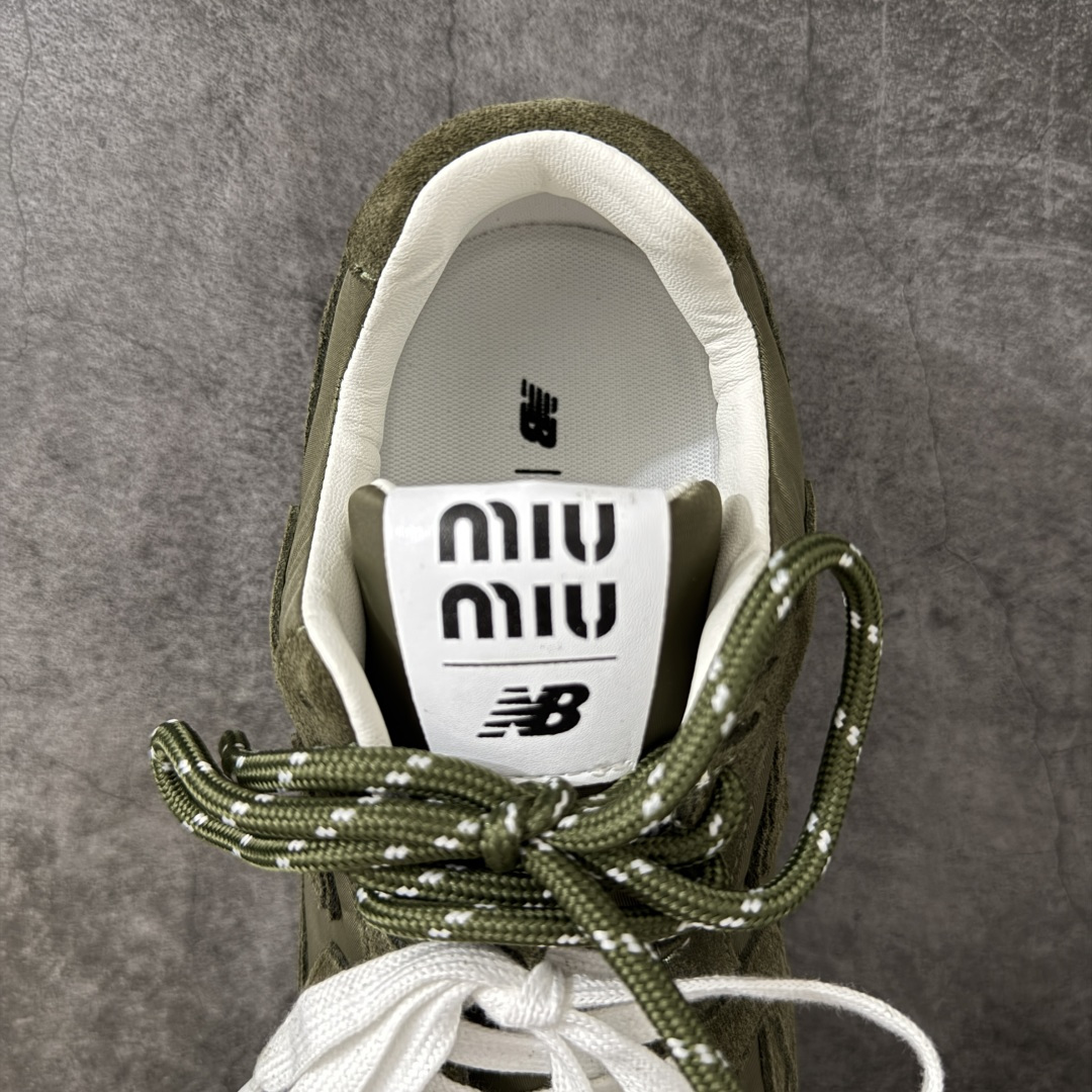 图片[8]-【海淘礼盒版】Miumiu x New Balance NB530 新百伦缪缪联名款复古运动鞋 全套原楦原纸板原厂数据开发 原厂三文治网纱 原装进口羊皮加羊反绒正确绒感卡色 正确中底拉帮中底纸板满印细节 冲裁组合 匠心打造 耗时两个月开发完成 工艺极其复杂难度可想而知 新开独立私模大底 全网唯一正确私模大底 高端零售专供产物 这双变奏版本的530 SL 有着抢眼的双鞋带系统 以撞色的拼接感带出不同以往的风格 同时透过网眼面料与麂皮呈现复古质地 除了极为受到欢迎的棕色调之外 还推出了轻盈的裸白色系 而双方的联名徽标则展现在鞋舌以及内里衬底之上 搭配棉质和皮革的双重鞋带设计呈现出不俗的质感 此番的一大亮点就是将原来的ABZORB 鞋底更换为超薄外底 诠释Y2K风造型 鞋舌上的\”MiuMiu\”和\”NB\”Logo彰显联名身份 整双鞋带来浓浓的复古氛围 尺码：35-45-选品中心
