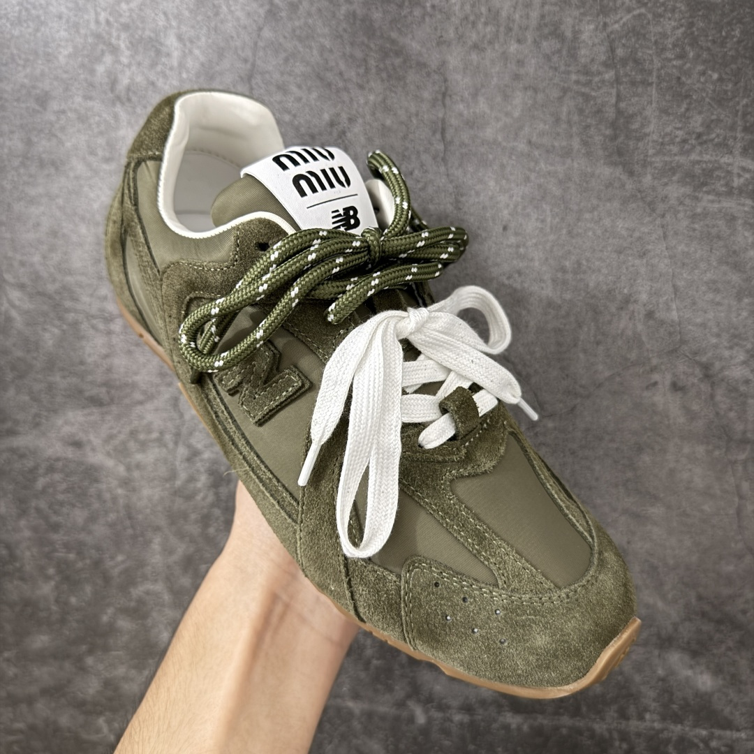 图片[3]-【海淘礼盒版】Miumiu x New Balance NB530 新百伦缪缪联名款复古运动鞋 全套原楦原纸板原厂数据开发 原厂三文治网纱 原装进口羊皮加羊反绒正确绒感卡色 正确中底拉帮中底纸板满印细节 冲裁组合 匠心打造 耗时两个月开发完成 工艺极其复杂难度可想而知 新开独立私模大底 全网唯一正确私模大底 高端零售专供产物 这双变奏版本的530 SL 有着抢眼的双鞋带系统 以撞色的拼接感带出不同以往的风格 同时透过网眼面料与麂皮呈现复古质地 除了极为受到欢迎的棕色调之外 还推出了轻盈的裸白色系 而双方的联名徽标则展现在鞋舌以及内里衬底之上 搭配棉质和皮革的双重鞋带设计呈现出不俗的质感 此番的一大亮点就是将原来的ABZORB 鞋底更换为超薄外底 诠释Y2K风造型 鞋舌上的\”MiuMiu\”和\”NB\”Logo彰显联名身份 整双鞋带来浓浓的复古氛围 尺码：35-45-选品中心