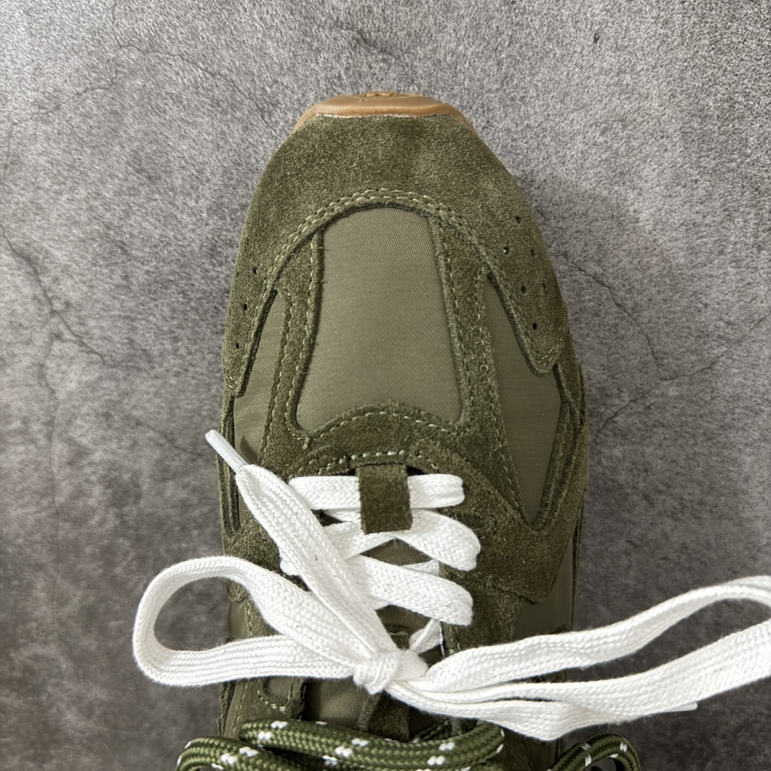 图片[5]-【海淘礼盒版】Miumiu x New Balance NB530 新百伦缪缪联名款复古运动鞋 全套原楦原纸板原厂数据开发 原厂三文治网纱 原装进口羊皮加羊反绒正确绒感卡色 正确中底拉帮中底纸板满印细节 冲裁组合 匠心打造 耗时两个月开发完成 工艺极其复杂难度可想而知 新开独立私模大底 全网唯一正确私模大底 高端零售专供产物 这双变奏版本的530 SL 有着抢眼的双鞋带系统 以撞色的拼接感带出不同以往的风格 同时透过网眼面料与麂皮呈现复古质地 除了极为受到欢迎的棕色调之外 还推出了轻盈的裸白色系 而双方的联名徽标则展现在鞋舌以及内里衬底之上 搭配棉质和皮革的双重鞋带设计呈现出不俗的质感 此番的一大亮点就是将原来的ABZORB 鞋底更换为超薄外底 诠释Y2K风造型 鞋舌上的\”MiuMiu\”和\”NB\”Logo彰显联名身份 整双鞋带来浓浓的复古氛围 尺码：35-45-选品中心