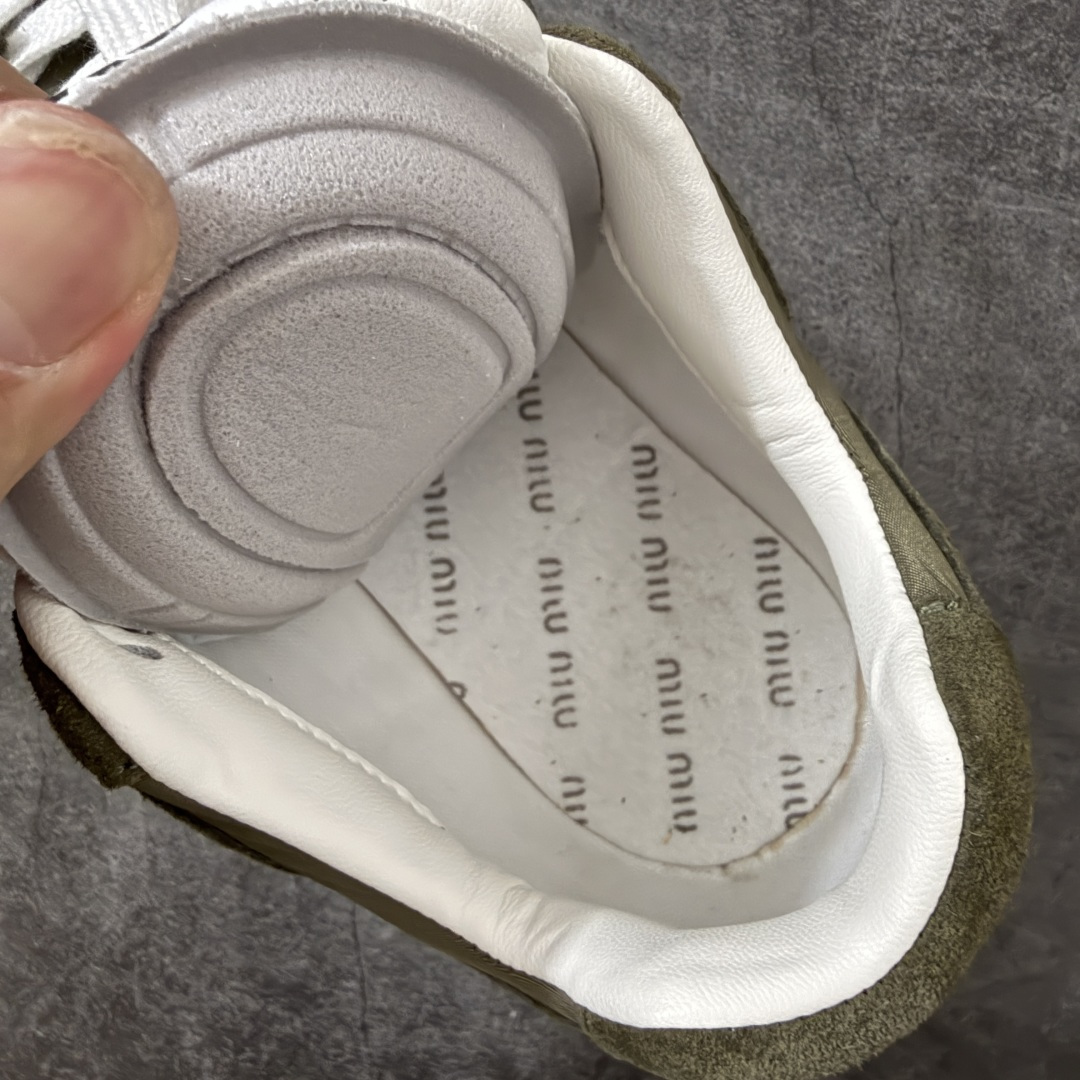 图片[9]-【海淘礼盒版】Miumiu x New Balance NB530 新百伦缪缪联名款复古运动鞋 全套原楦原纸板原厂数据开发 原厂三文治网纱 原装进口羊皮加羊反绒正确绒感卡色 正确中底拉帮中底纸板满印细节 冲裁组合 匠心打造 耗时两个月开发完成 工艺极其复杂难度可想而知 新开独立私模大底 全网唯一正确私模大底 高端零售专供产物 这双变奏版本的530 SL 有着抢眼的双鞋带系统 以撞色的拼接感带出不同以往的风格 同时透过网眼面料与麂皮呈现复古质地 除了极为受到欢迎的棕色调之外 还推出了轻盈的裸白色系 而双方的联名徽标则展现在鞋舌以及内里衬底之上 搭配棉质和皮革的双重鞋带设计呈现出不俗的质感 此番的一大亮点就是将原来的ABZORB 鞋底更换为超薄外底 诠释Y2K风造型 鞋舌上的\”MiuMiu\”和\”NB\”Logo彰显联名身份 整双鞋带来浓浓的复古氛围 尺码：35-45-选品中心