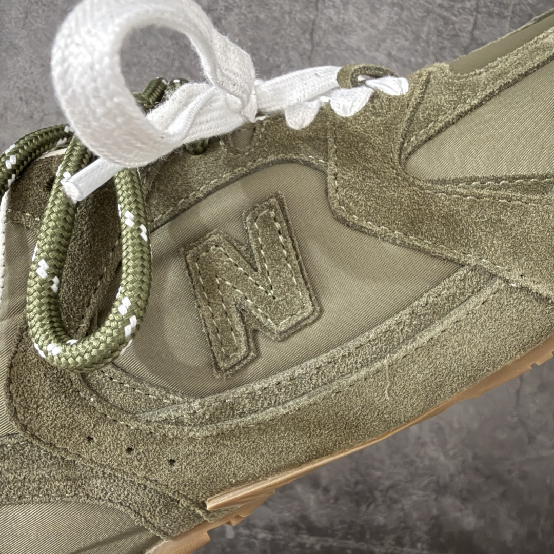 图片[4]-【海淘礼盒版】Miumiu x New Balance NB530 新百伦缪缪联名款复古运动鞋 全套原楦原纸板原厂数据开发 原厂三文治网纱 原装进口羊皮加羊反绒正确绒感卡色 正确中底拉帮中底纸板满印细节 冲裁组合 匠心打造 耗时两个月开发完成 工艺极其复杂难度可想而知 新开独立私模大底 全网唯一正确私模大底 高端零售专供产物 这双变奏版本的530 SL 有着抢眼的双鞋带系统 以撞色的拼接感带出不同以往的风格 同时透过网眼面料与麂皮呈现复古质地 除了极为受到欢迎的棕色调之外 还推出了轻盈的裸白色系 而双方的联名徽标则展现在鞋舌以及内里衬底之上 搭配棉质和皮革的双重鞋带设计呈现出不俗的质感 此番的一大亮点就是将原来的ABZORB 鞋底更换为超薄外底 诠释Y2K风造型 鞋舌上的\”MiuMiu\”和\”NB\”Logo彰显联名身份 整双鞋带来浓浓的复古氛围 尺码：35-45-选品中心