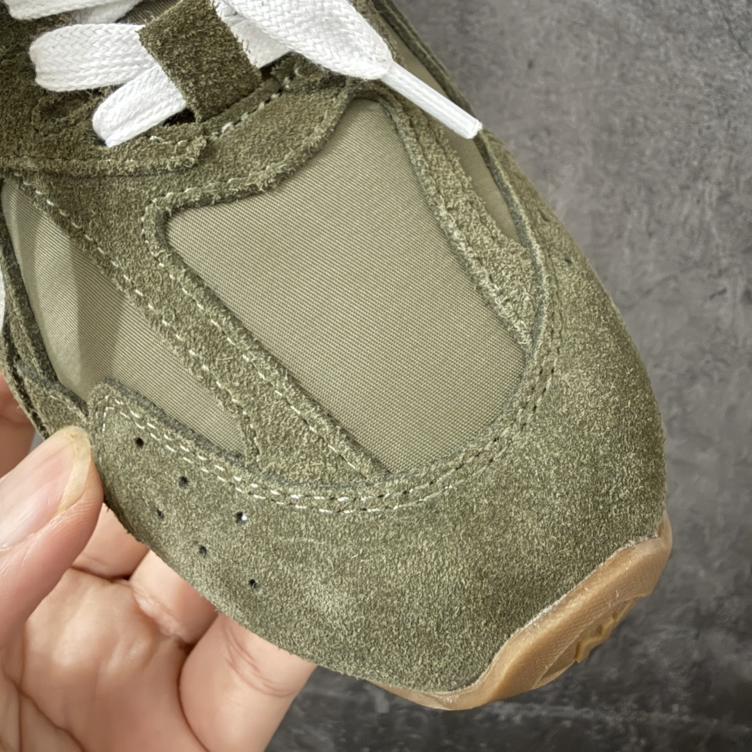 图片[5]-【海淘礼盒版】Miumiu x New Balance NB530 新百伦缪缪联名款复古运动鞋 全套原楦原纸板原厂数据开发 原厂三文治网纱 原装进口羊皮加羊反绒正确绒感卡色 正确中底拉帮中底纸板满印细节 冲裁组合 匠心打造 耗时两个月开发完成 工艺极其复杂难度可想而知 新开独立私模大底 全网唯一正确私模大底 高端零售专供产物 这双变奏版本的530 SL 有着抢眼的双鞋带系统 以撞色的拼接感带出不同以往的风格 同时透过网眼面料与麂皮呈现复古质地 除了极为受到欢迎的棕色调之外 还推出了轻盈的裸白色系 而双方的联名徽标则展现在鞋舌以及内里衬底之上 搭配棉质和皮革的双重鞋带设计呈现出不俗的质感 此番的一大亮点就是将原来的ABZORB 鞋底更换为超薄外底 诠释Y2K风造型 鞋舌上的\”MiuMiu\”和\”NB\”Logo彰显联名身份 整双鞋带来浓浓的复古氛围 尺码：35-45-选品中心