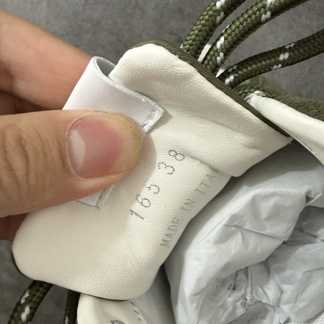 图片[7]-【海淘礼盒版】Miumiu x New Balance NB530 新百伦缪缪联名款复古运动鞋 全套原楦原纸板原厂数据开发 原厂三文治网纱 原装进口羊皮加羊反绒正确绒感卡色 正确中底拉帮中底纸板满印细节 冲裁组合 匠心打造 耗时两个月开发完成 工艺极其复杂难度可想而知 新开独立私模大底 全网唯一正确私模大底 高端零售专供产物 这双变奏版本的530 SL 有着抢眼的双鞋带系统 以撞色的拼接感带出不同以往的风格 同时透过网眼面料与麂皮呈现复古质地 除了极为受到欢迎的棕色调之外 还推出了轻盈的裸白色系 而双方的联名徽标则展现在鞋舌以及内里衬底之上 搭配棉质和皮革的双重鞋带设计呈现出不俗的质感 此番的一大亮点就是将原来的ABZORB 鞋底更换为超薄外底 诠释Y2K风造型 鞋舌上的\”MiuMiu\”和\”NB\”Logo彰显联名身份 整双鞋带来浓浓的复古氛围 尺码：35-45-选品中心