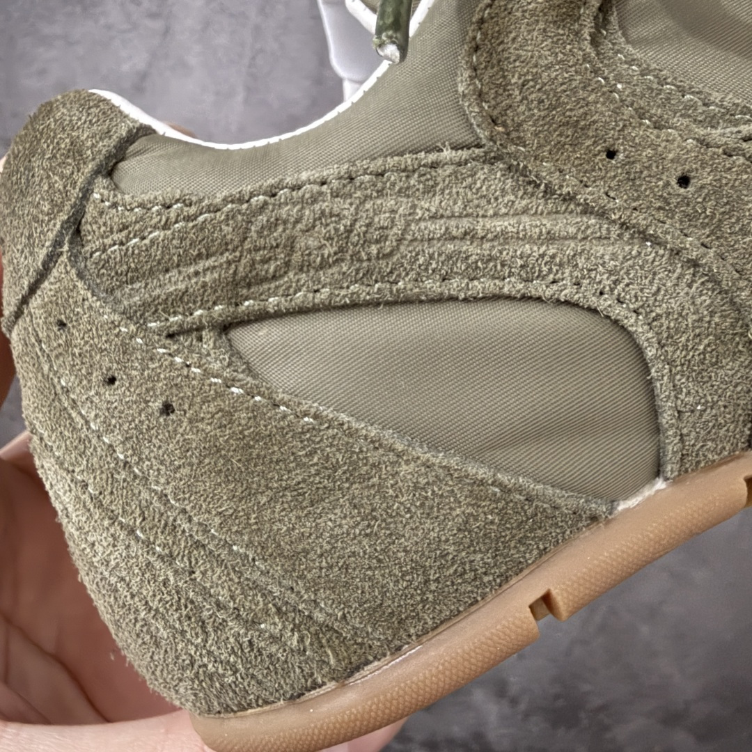 图片[3]-【海淘礼盒版】Miumiu x New Balance NB530 新百伦缪缪联名款复古运动鞋 全套原楦原纸板原厂数据开发 原厂三文治网纱 原装进口羊皮加羊反绒正确绒感卡色 正确中底拉帮中底纸板满印细节 冲裁组合 匠心打造 耗时两个月开发完成 工艺极其复杂难度可想而知 新开独立私模大底 全网唯一正确私模大底 高端零售专供产物 这双变奏版本的530 SL 有着抢眼的双鞋带系统 以撞色的拼接感带出不同以往的风格 同时透过网眼面料与麂皮呈现复古质地 除了极为受到欢迎的棕色调之外 还推出了轻盈的裸白色系 而双方的联名徽标则展现在鞋舌以及内里衬底之上 搭配棉质和皮革的双重鞋带设计呈现出不俗的质感 此番的一大亮点就是将原来的ABZORB 鞋底更换为超薄外底 诠释Y2K风造型 鞋舌上的\”MiuMiu\”和\”NB\”Logo彰显联名身份 整双鞋带来浓浓的复古氛围 尺码：35-45-选品中心
