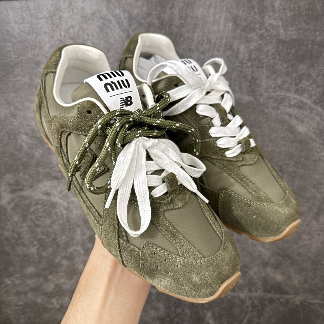 【海淘礼盒版】Miumiu x New Balance NB530 新百伦缪缪联名款复古运动鞋 全套原楦原纸板原厂数据开发 原厂三文治网纱 原装进口羊皮加羊反绒正确绒感卡色 正确中底拉帮中底纸板满印细节 冲裁组合 匠心打造 耗时两个月开发完成 工艺极其复杂难度可想而知 新开独立私模大底 全网唯一正确私模大底 高端零售专供产物 这双变奏版本的530 SL 有着抢眼的双鞋带系统 以撞色的拼接感带出不同以往的风格 同时透过网眼面料与麂皮呈现复古质地 除了极为受到欢迎的棕色调之外 还推出了轻盈的裸白色系 而双方的联名徽标则展现在鞋舌以及内里衬底之上 搭配棉质和皮革的双重鞋带设计呈现出不俗的质感 此番的一大亮点就是将原来的ABZORB 鞋底更换为超薄外底 诠释Y2K风造型 鞋舌上的\