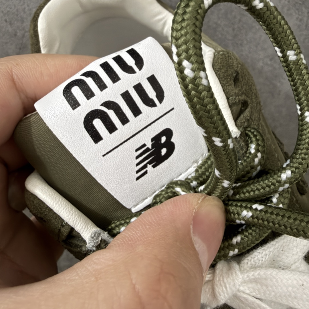 图片[6]-【海淘礼盒版】Miumiu x New Balance NB530 新百伦缪缪联名款复古运动鞋 全套原楦原纸板原厂数据开发 原厂三文治网纱 原装进口羊皮加羊反绒正确绒感卡色 正确中底拉帮中底纸板满印细节 冲裁组合 匠心打造 耗时两个月开发完成 工艺极其复杂难度可想而知 新开独立私模大底 全网唯一正确私模大底 高端零售专供产物 这双变奏版本的530 SL 有着抢眼的双鞋带系统 以撞色的拼接感带出不同以往的风格 同时透过网眼面料与麂皮呈现复古质地 除了极为受到欢迎的棕色调之外 还推出了轻盈的裸白色系 而双方的联名徽标则展现在鞋舌以及内里衬底之上 搭配棉质和皮革的双重鞋带设计呈现出不俗的质感 此番的一大亮点就是将原来的ABZORB 鞋底更换为超薄外底 诠释Y2K风造型 鞋舌上的\”MiuMiu\”和\”NB\”Logo彰显联名身份 整双鞋带来浓浓的复古氛围 尺码：35-45-选品中心