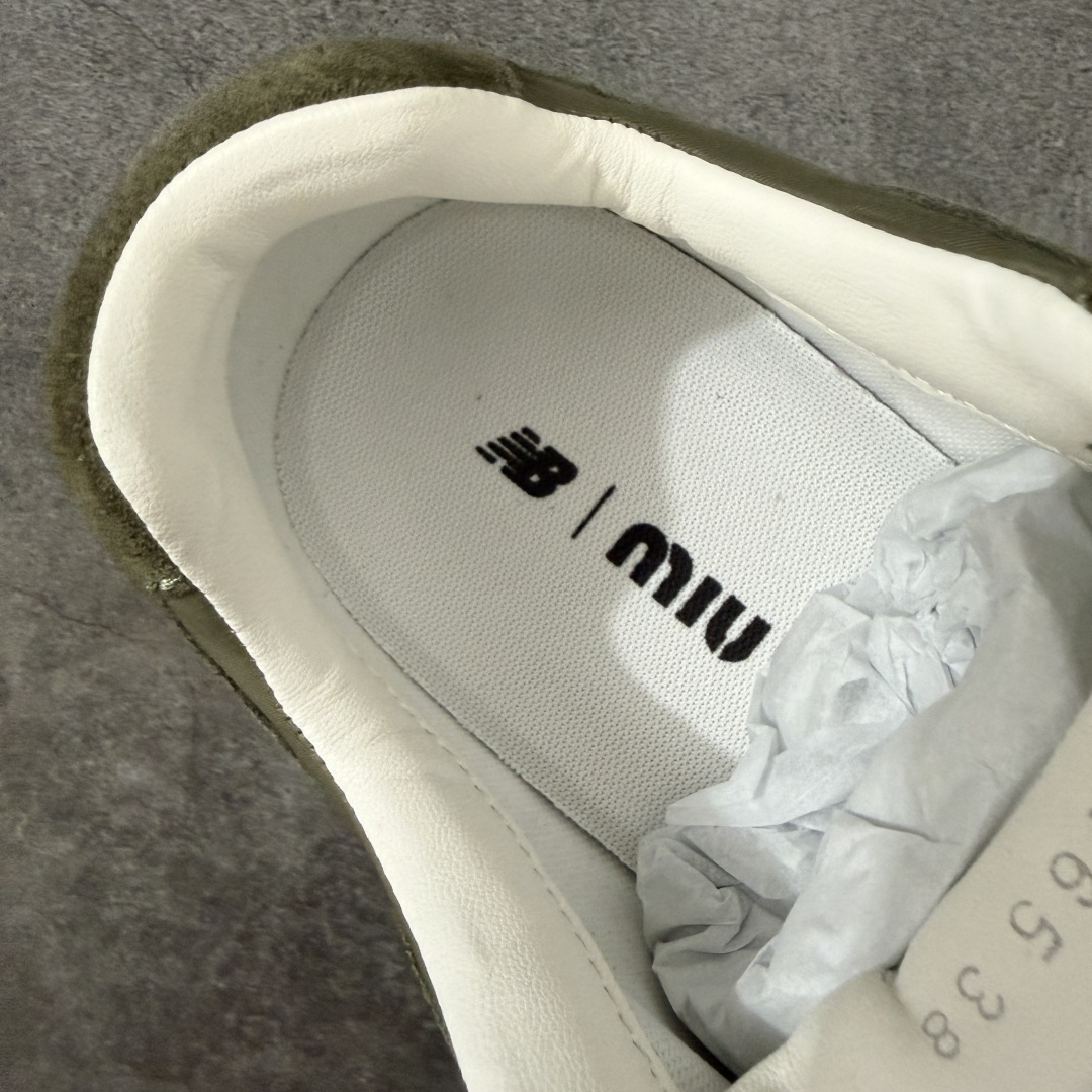 图片[8]-【海淘礼盒版】Miumiu x New Balance NB530 新百伦缪缪联名款复古运动鞋 全套原楦原纸板原厂数据开发 原厂三文治网纱 原装进口羊皮加羊反绒正确绒感卡色 正确中底拉帮中底纸板满印细节 冲裁组合 匠心打造 耗时两个月开发完成 工艺极其复杂难度可想而知 新开独立私模大底 全网唯一正确私模大底 高端零售专供产物 这双变奏版本的530 SL 有着抢眼的双鞋带系统 以撞色的拼接感带出不同以往的风格 同时透过网眼面料与麂皮呈现复古质地 除了极为受到欢迎的棕色调之外 还推出了轻盈的裸白色系 而双方的联名徽标则展现在鞋舌以及内里衬底之上 搭配棉质和皮革的双重鞋带设计呈现出不俗的质感 此番的一大亮点就是将原来的ABZORB 鞋底更换为超薄外底 诠释Y2K风造型 鞋舌上的\”MiuMiu\”和\”NB\”Logo彰显联名身份 整双鞋带来浓浓的复古氛围 尺码：35-45-选品中心