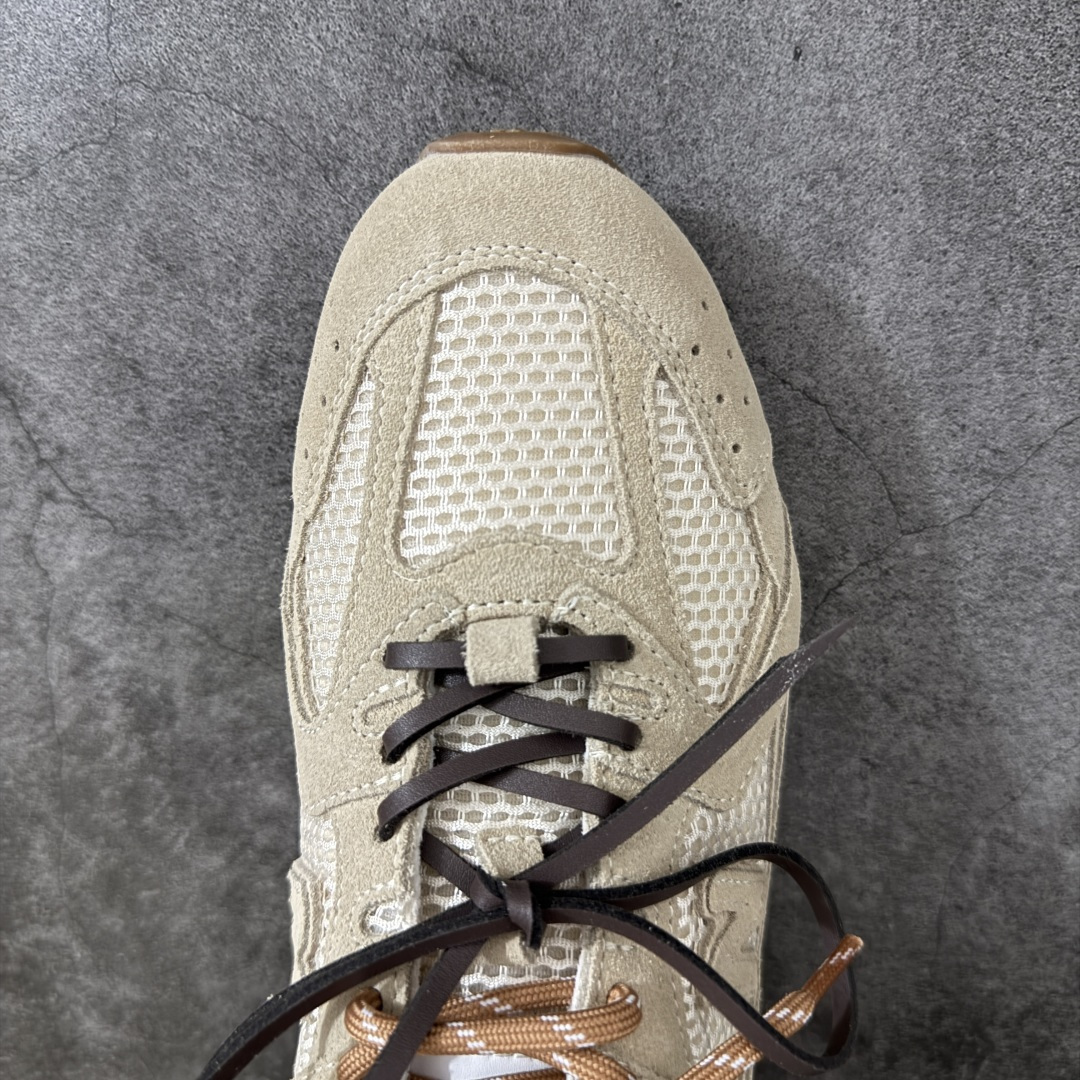 图片[5]-【海淘礼盒版】Miumiu x New Balance NB530 新百伦缪缪联名款复古运动鞋 全套原楦原纸板原厂数据开发 原厂三文治网纱 原装进口羊皮加羊反绒正确绒感卡色 正确中底拉帮中底纸板满印细节 冲裁组合 匠心打造 耗时两个月开发完成 工艺极其复杂难度可想而知 新开独立私模大底 全网唯一正确私模大底 高端零售专供产物 这双变奏版本的530 SL 有着抢眼的双鞋带系统 以撞色的拼接感带出不同以往的风格 同时透过网眼面料与麂皮呈现复古质地 除了极为受到欢迎的棕色调之外 还推出了轻盈的裸白色系 而双方的联名徽标则展现在鞋舌以及内里衬底之上 搭配棉质和皮革的双重鞋带设计呈现出不俗的质感 此番的一大亮点就是将原来的ABZORB 鞋底更换为超薄外底 诠释Y2K风造型 鞋舌上的\”MiuMiu\”和\”NB\”Logo彰显联名身份 整双鞋带来浓浓的复古氛围 尺码：35-45-选品中心