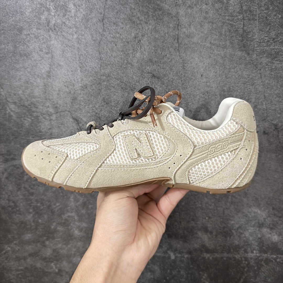 图片[2]-【海淘礼盒版】Miumiu x New Balance NB530 新百伦缪缪联名款复古运动鞋 全套原楦原纸板原厂数据开发 原厂三文治网纱 原装进口羊皮加羊反绒正确绒感卡色 正确中底拉帮中底纸板满印细节 冲裁组合 匠心打造 耗时两个月开发完成 工艺极其复杂难度可想而知 新开独立私模大底 全网唯一正确私模大底 高端零售专供产物 这双变奏版本的530 SL 有着抢眼的双鞋带系统 以撞色的拼接感带出不同以往的风格 同时透过网眼面料与麂皮呈现复古质地 除了极为受到欢迎的棕色调之外 还推出了轻盈的裸白色系 而双方的联名徽标则展现在鞋舌以及内里衬底之上 搭配棉质和皮革的双重鞋带设计呈现出不俗的质感 此番的一大亮点就是将原来的ABZORB 鞋底更换为超薄外底 诠释Y2K风造型 鞋舌上的\”MiuMiu\”和\”NB\”Logo彰显联名身份 整双鞋带来浓浓的复古氛围 尺码：35-45-选品中心