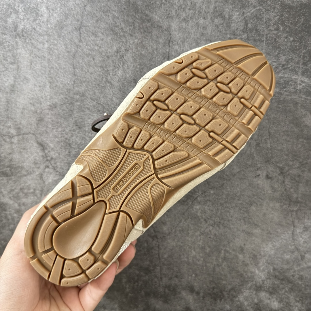 图片[9]-【海淘礼盒版】Miumiu x New Balance NB530 新百伦缪缪联名款复古运动鞋 全套原楦原纸板原厂数据开发 原厂三文治网纱 原装进口羊皮加羊反绒正确绒感卡色 正确中底拉帮中底纸板满印细节 冲裁组合 匠心打造 耗时两个月开发完成 工艺极其复杂难度可想而知 新开独立私模大底 全网唯一正确私模大底 高端零售专供产物 这双变奏版本的530 SL 有着抢眼的双鞋带系统 以撞色的拼接感带出不同以往的风格 同时透过网眼面料与麂皮呈现复古质地 除了极为受到欢迎的棕色调之外 还推出了轻盈的裸白色系 而双方的联名徽标则展现在鞋舌以及内里衬底之上 搭配棉质和皮革的双重鞋带设计呈现出不俗的质感 此番的一大亮点就是将原来的ABZORB 鞋底更换为超薄外底 诠释Y2K风造型 鞋舌上的\”MiuMiu\”和\”NB\”Logo彰显联名身份 整双鞋带来浓浓的复古氛围 尺码：35-45-选品中心
