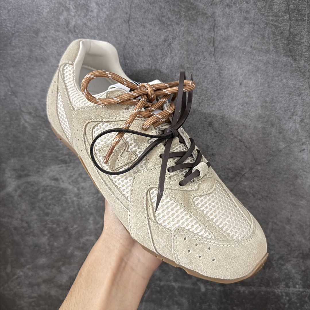 图片[3]-【海淘礼盒版】Miumiu x New Balance NB530 新百伦缪缪联名款复古运动鞋 全套原楦原纸板原厂数据开发 原厂三文治网纱 原装进口羊皮加羊反绒正确绒感卡色 正确中底拉帮中底纸板满印细节 冲裁组合 匠心打造 耗时两个月开发完成 工艺极其复杂难度可想而知 新开独立私模大底 全网唯一正确私模大底 高端零售专供产物 这双变奏版本的530 SL 有着抢眼的双鞋带系统 以撞色的拼接感带出不同以往的风格 同时透过网眼面料与麂皮呈现复古质地 除了极为受到欢迎的棕色调之外 还推出了轻盈的裸白色系 而双方的联名徽标则展现在鞋舌以及内里衬底之上 搭配棉质和皮革的双重鞋带设计呈现出不俗的质感 此番的一大亮点就是将原来的ABZORB 鞋底更换为超薄外底 诠释Y2K风造型 鞋舌上的\”MiuMiu\”和\”NB\”Logo彰显联名身份 整双鞋带来浓浓的复古氛围 尺码：35-45-选品中心