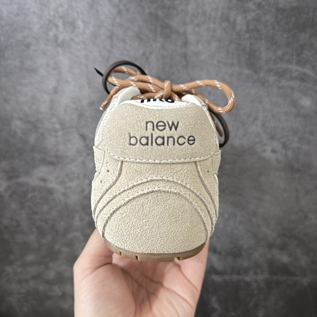 图片[4]-【海淘礼盒版】Miumiu x New Balance NB530 新百伦缪缪联名款复古运动鞋 全套原楦原纸板原厂数据开发 原厂三文治网纱 原装进口羊皮加羊反绒正确绒感卡色 正确中底拉帮中底纸板满印细节 冲裁组合 匠心打造 耗时两个月开发完成 工艺极其复杂难度可想而知 新开独立私模大底 全网唯一正确私模大底 高端零售专供产物 这双变奏版本的530 SL 有着抢眼的双鞋带系统 以撞色的拼接感带出不同以往的风格 同时透过网眼面料与麂皮呈现复古质地 除了极为受到欢迎的棕色调之外 还推出了轻盈的裸白色系 而双方的联名徽标则展现在鞋舌以及内里衬底之上 搭配棉质和皮革的双重鞋带设计呈现出不俗的质感 此番的一大亮点就是将原来的ABZORB 鞋底更换为超薄外底 诠释Y2K风造型 鞋舌上的\”MiuMiu\”和\”NB\”Logo彰显联名身份 整双鞋带来浓浓的复古氛围 尺码：35-45-选品中心