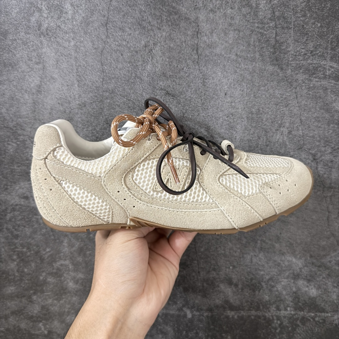 【海淘礼盒版】Miumiu x New Balance NB530 新百伦缪缪联名款复古运动鞋 全套原楦原纸板原厂数据开发 原厂三文治网纱 原装进口羊皮加羊反绒正确绒感卡色 正确中底拉帮中底纸板满印细节 冲裁组合 匠心打造 耗时两个月开发完成 工艺极其复杂难度可想而知 新开独立私模大底 全网唯一正确私模大底 高端零售专供产物 这双变奏版本的530 SL 有着抢眼的双鞋带系统 以撞色的拼接感带出不同以往的风格 同时透过网眼面料与麂皮呈现复古质地 除了极为受到欢迎的棕色调之外 还推出了轻盈的裸白色系 而双方的联名徽标则展现在鞋舌以及内里衬底之上 搭配棉质和皮革的双重鞋带设计呈现出不俗的质感 此番的一大亮点就是将原来的ABZORB 鞋底更换为超薄外底 诠释Y2K风造型 鞋舌上的\