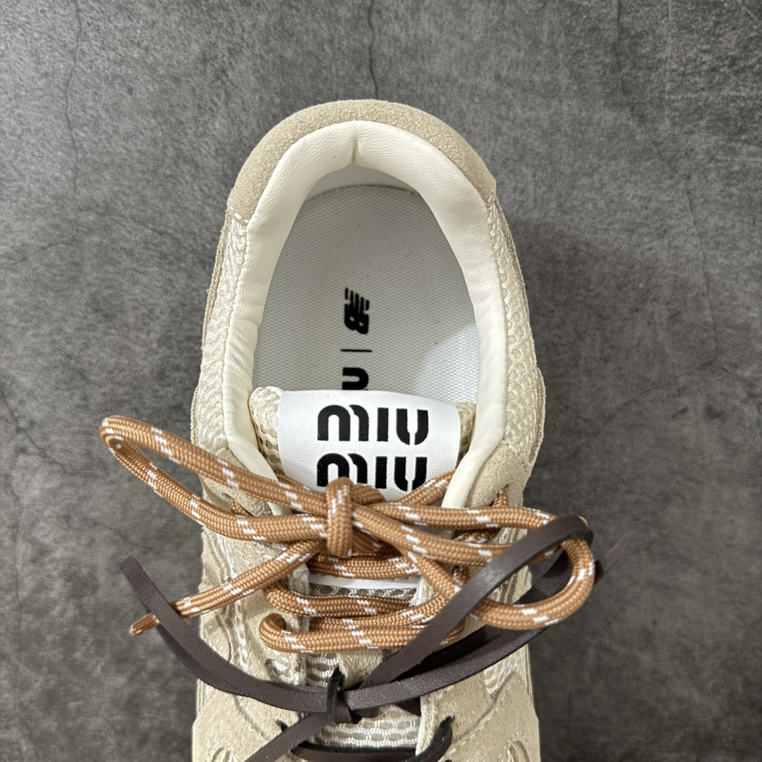 图片[8]-【海淘礼盒版】Miumiu x New Balance NB530 新百伦缪缪联名款复古运动鞋 全套原楦原纸板原厂数据开发 原厂三文治网纱 原装进口羊皮加羊反绒正确绒感卡色 正确中底拉帮中底纸板满印细节 冲裁组合 匠心打造 耗时两个月开发完成 工艺极其复杂难度可想而知 新开独立私模大底 全网唯一正确私模大底 高端零售专供产物 这双变奏版本的530 SL 有着抢眼的双鞋带系统 以撞色的拼接感带出不同以往的风格 同时透过网眼面料与麂皮呈现复古质地 除了极为受到欢迎的棕色调之外 还推出了轻盈的裸白色系 而双方的联名徽标则展现在鞋舌以及内里衬底之上 搭配棉质和皮革的双重鞋带设计呈现出不俗的质感 此番的一大亮点就是将原来的ABZORB 鞋底更换为超薄外底 诠释Y2K风造型 鞋舌上的\”MiuMiu\”和\”NB\”Logo彰显联名身份 整双鞋带来浓浓的复古氛围 尺码：35-45-选品中心