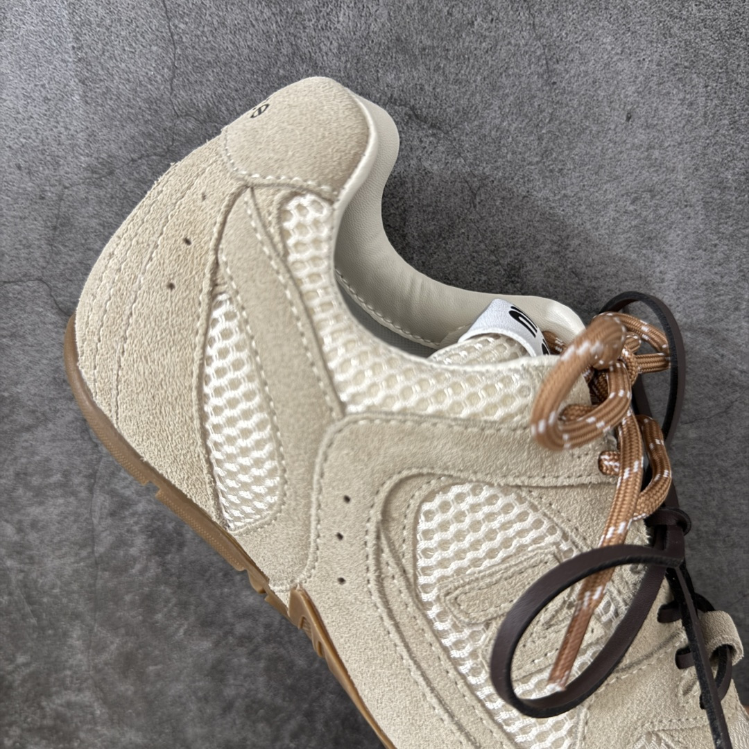 图片[7]-【海淘礼盒版】Miumiu x New Balance NB530 新百伦缪缪联名款复古运动鞋 全套原楦原纸板原厂数据开发 原厂三文治网纱 原装进口羊皮加羊反绒正确绒感卡色 正确中底拉帮中底纸板满印细节 冲裁组合 匠心打造 耗时两个月开发完成 工艺极其复杂难度可想而知 新开独立私模大底 全网唯一正确私模大底 高端零售专供产物 这双变奏版本的530 SL 有着抢眼的双鞋带系统 以撞色的拼接感带出不同以往的风格 同时透过网眼面料与麂皮呈现复古质地 除了极为受到欢迎的棕色调之外 还推出了轻盈的裸白色系 而双方的联名徽标则展现在鞋舌以及内里衬底之上 搭配棉质和皮革的双重鞋带设计呈现出不俗的质感 此番的一大亮点就是将原来的ABZORB 鞋底更换为超薄外底 诠释Y2K风造型 鞋舌上的\”MiuMiu\”和\”NB\”Logo彰显联名身份 整双鞋带来浓浓的复古氛围 尺码：35-45-选品中心