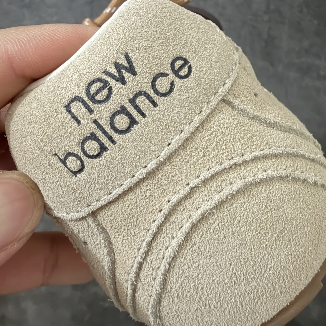 图片[2]-【海淘礼盒版】Miumiu x New Balance NB530 新百伦缪缪联名款复古运动鞋 全套原楦原纸板原厂数据开发 原厂三文治网纱 原装进口羊皮加羊反绒正确绒感卡色 正确中底拉帮中底纸板满印细节 冲裁组合 匠心打造 耗时两个月开发完成 工艺极其复杂难度可想而知 新开独立私模大底 全网唯一正确私模大底 高端零售专供产物 这双变奏版本的530 SL 有着抢眼的双鞋带系统 以撞色的拼接感带出不同以往的风格 同时透过网眼面料与麂皮呈现复古质地 除了极为受到欢迎的棕色调之外 还推出了轻盈的裸白色系 而双方的联名徽标则展现在鞋舌以及内里衬底之上 搭配棉质和皮革的双重鞋带设计呈现出不俗的质感 此番的一大亮点就是将原来的ABZORB 鞋底更换为超薄外底 诠释Y2K风造型 鞋舌上的\”MiuMiu\”和\”NB\”Logo彰显联名身份 整双鞋带来浓浓的复古氛围 尺码：35-45-选品中心