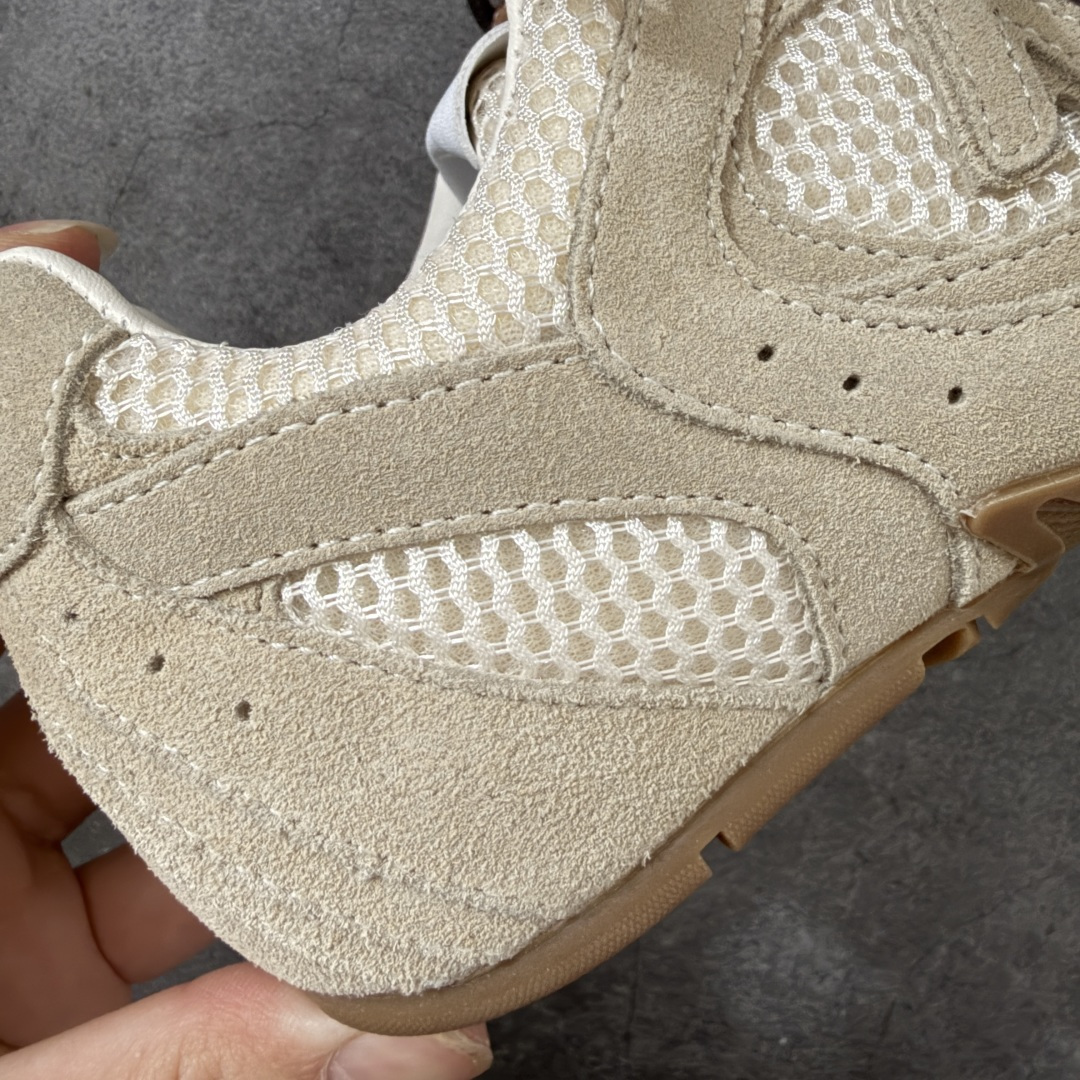 图片[3]-【海淘礼盒版】Miumiu x New Balance NB530 新百伦缪缪联名款复古运动鞋 全套原楦原纸板原厂数据开发 原厂三文治网纱 原装进口羊皮加羊反绒正确绒感卡色 正确中底拉帮中底纸板满印细节 冲裁组合 匠心打造 耗时两个月开发完成 工艺极其复杂难度可想而知 新开独立私模大底 全网唯一正确私模大底 高端零售专供产物 这双变奏版本的530 SL 有着抢眼的双鞋带系统 以撞色的拼接感带出不同以往的风格 同时透过网眼面料与麂皮呈现复古质地 除了极为受到欢迎的棕色调之外 还推出了轻盈的裸白色系 而双方的联名徽标则展现在鞋舌以及内里衬底之上 搭配棉质和皮革的双重鞋带设计呈现出不俗的质感 此番的一大亮点就是将原来的ABZORB 鞋底更换为超薄外底 诠释Y2K风造型 鞋舌上的\”MiuMiu\”和\”NB\”Logo彰显联名身份 整双鞋带来浓浓的复古氛围 尺码：35-45-选品中心