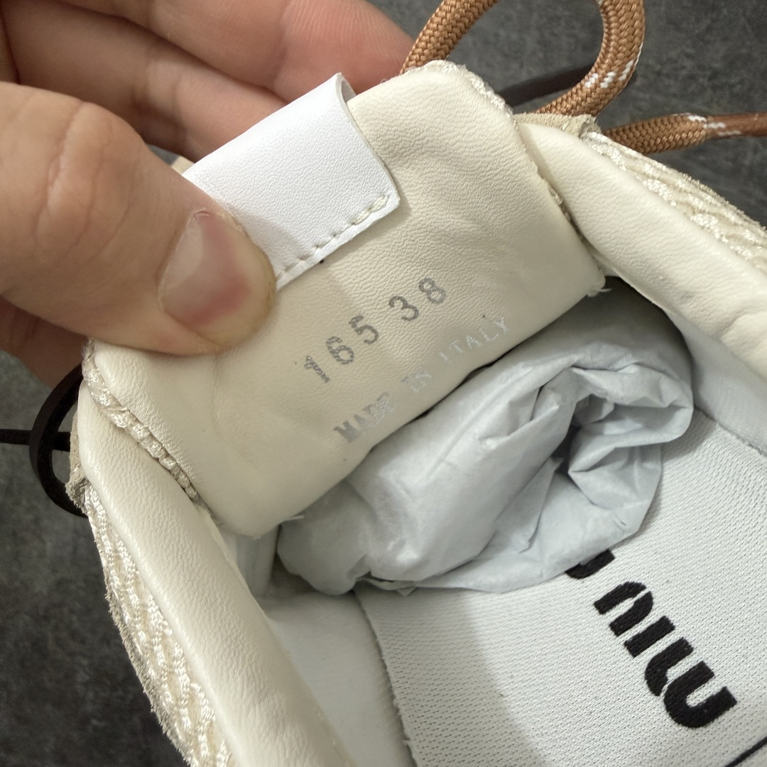 图片[7]-【海淘礼盒版】Miumiu x New Balance NB530 新百伦缪缪联名款复古运动鞋 全套原楦原纸板原厂数据开发 原厂三文治网纱 原装进口羊皮加羊反绒正确绒感卡色 正确中底拉帮中底纸板满印细节 冲裁组合 匠心打造 耗时两个月开发完成 工艺极其复杂难度可想而知 新开独立私模大底 全网唯一正确私模大底 高端零售专供产物 这双变奏版本的530 SL 有着抢眼的双鞋带系统 以撞色的拼接感带出不同以往的风格 同时透过网眼面料与麂皮呈现复古质地 除了极为受到欢迎的棕色调之外 还推出了轻盈的裸白色系 而双方的联名徽标则展现在鞋舌以及内里衬底之上 搭配棉质和皮革的双重鞋带设计呈现出不俗的质感 此番的一大亮点就是将原来的ABZORB 鞋底更换为超薄外底 诠释Y2K风造型 鞋舌上的\”MiuMiu\”和\”NB\”Logo彰显联名身份 整双鞋带来浓浓的复古氛围 尺码：35-45-选品中心