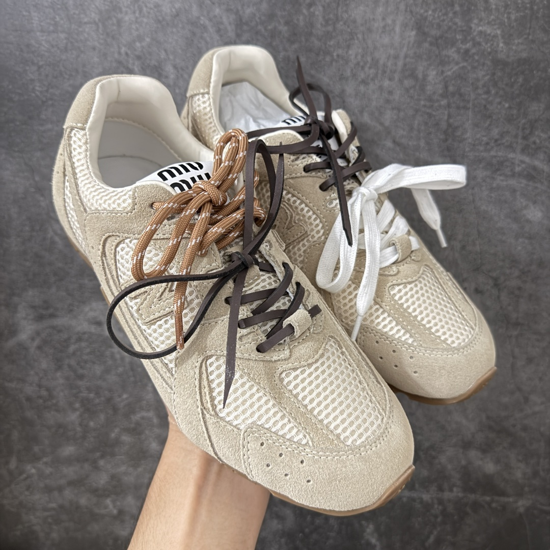 【海淘礼盒版】Miumiu x New Balance NB530 新百伦缪缪联名款复古运动鞋 全套原楦原纸板原厂数据开发 原厂三文治网纱 原装进口羊皮加羊反绒正确绒感卡色 正确中底拉帮中底纸板满印细节 冲裁组合 匠心打造 耗时两个月开发完成 工艺极其复杂难度可想而知 新开独立私模大底 全网唯一正确私模大底 高端零售专供产物 这双变奏版本的530 SL 有着抢眼的双鞋带系统 以撞色的拼接感带出不同以往的风格 同时透过网眼面料与麂皮呈现复古质地 除了极为受到欢迎的棕色调之外 还推出了轻盈的裸白色系 而双方的联名徽标则展现在鞋舌以及内里衬底之上 搭配棉质和皮革的双重鞋带设计呈现出不俗的质感 此番的一大亮点就是将原来的ABZORB 鞋底更换为超薄外底 诠释Y2K风造型 鞋舌上的\