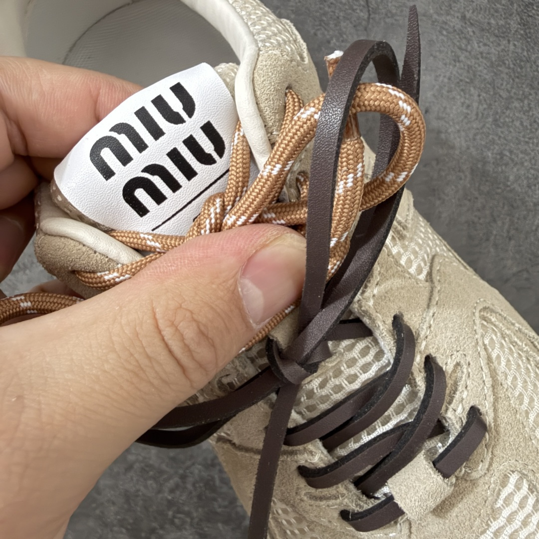 图片[6]-【海淘礼盒版】Miumiu x New Balance NB530 新百伦缪缪联名款复古运动鞋 全套原楦原纸板原厂数据开发 原厂三文治网纱 原装进口羊皮加羊反绒正确绒感卡色 正确中底拉帮中底纸板满印细节 冲裁组合 匠心打造 耗时两个月开发完成 工艺极其复杂难度可想而知 新开独立私模大底 全网唯一正确私模大底 高端零售专供产物 这双变奏版本的530 SL 有着抢眼的双鞋带系统 以撞色的拼接感带出不同以往的风格 同时透过网眼面料与麂皮呈现复古质地 除了极为受到欢迎的棕色调之外 还推出了轻盈的裸白色系 而双方的联名徽标则展现在鞋舌以及内里衬底之上 搭配棉质和皮革的双重鞋带设计呈现出不俗的质感 此番的一大亮点就是将原来的ABZORB 鞋底更换为超薄外底 诠释Y2K风造型 鞋舌上的\”MiuMiu\”和\”NB\”Logo彰显联名身份 整双鞋带来浓浓的复古氛围 尺码：35-45-选品中心