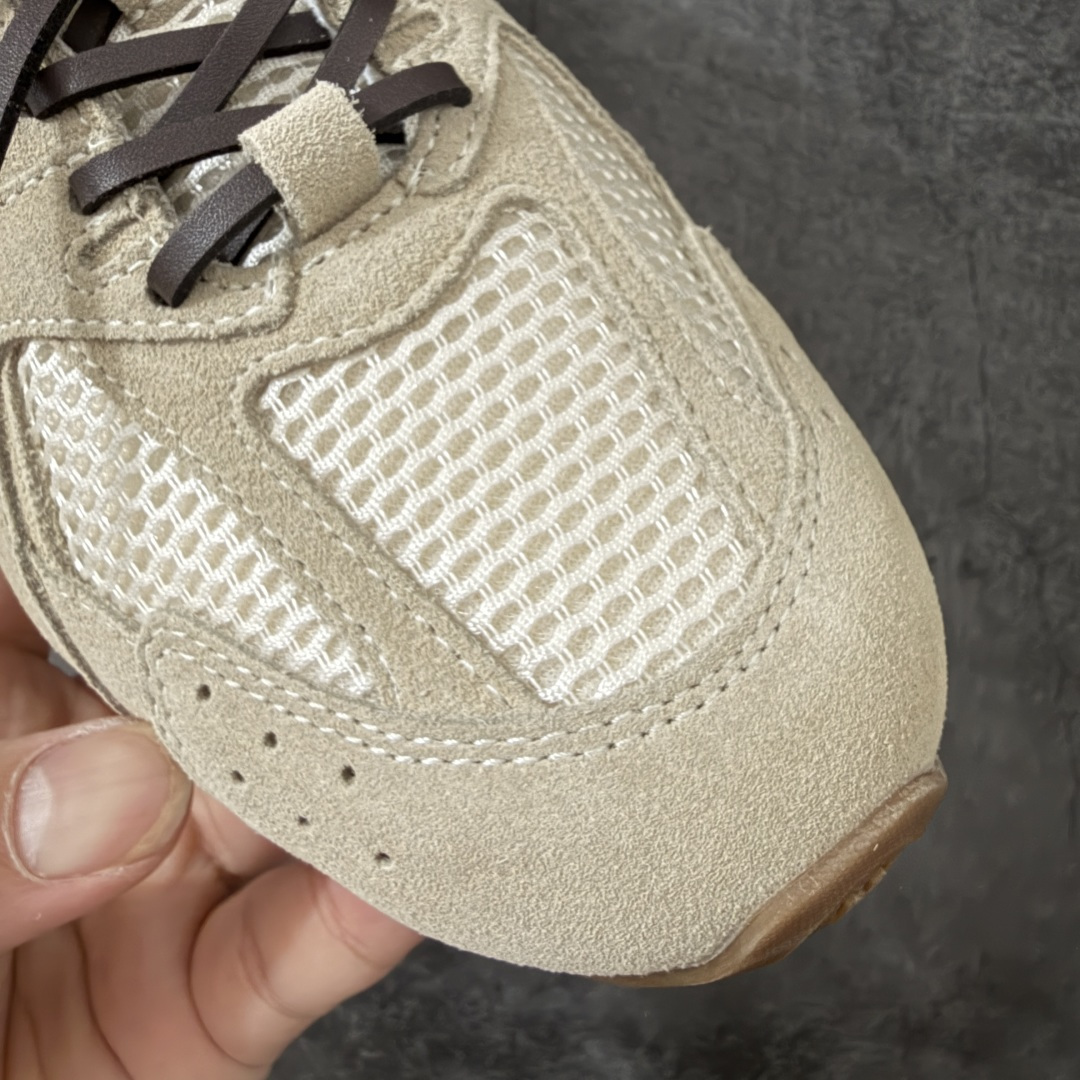图片[5]-【海淘礼盒版】Miumiu x New Balance NB530 新百伦缪缪联名款复古运动鞋 全套原楦原纸板原厂数据开发 原厂三文治网纱 原装进口羊皮加羊反绒正确绒感卡色 正确中底拉帮中底纸板满印细节 冲裁组合 匠心打造 耗时两个月开发完成 工艺极其复杂难度可想而知 新开独立私模大底 全网唯一正确私模大底 高端零售专供产物 这双变奏版本的530 SL 有着抢眼的双鞋带系统 以撞色的拼接感带出不同以往的风格 同时透过网眼面料与麂皮呈现复古质地 除了极为受到欢迎的棕色调之外 还推出了轻盈的裸白色系 而双方的联名徽标则展现在鞋舌以及内里衬底之上 搭配棉质和皮革的双重鞋带设计呈现出不俗的质感 此番的一大亮点就是将原来的ABZORB 鞋底更换为超薄外底 诠释Y2K风造型 鞋舌上的\”MiuMiu\”和\”NB\”Logo彰显联名身份 整双鞋带来浓浓的复古氛围 尺码：35-45-选品中心