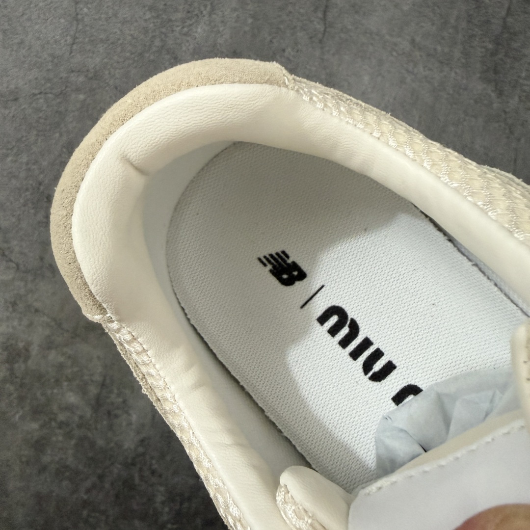 图片[8]-【海淘礼盒版】Miumiu x New Balance NB530 新百伦缪缪联名款复古运动鞋 全套原楦原纸板原厂数据开发 原厂三文治网纱 原装进口羊皮加羊反绒正确绒感卡色 正确中底拉帮中底纸板满印细节 冲裁组合 匠心打造 耗时两个月开发完成 工艺极其复杂难度可想而知 新开独立私模大底 全网唯一正确私模大底 高端零售专供产物 这双变奏版本的530 SL 有着抢眼的双鞋带系统 以撞色的拼接感带出不同以往的风格 同时透过网眼面料与麂皮呈现复古质地 除了极为受到欢迎的棕色调之外 还推出了轻盈的裸白色系 而双方的联名徽标则展现在鞋舌以及内里衬底之上 搭配棉质和皮革的双重鞋带设计呈现出不俗的质感 此番的一大亮点就是将原来的ABZORB 鞋底更换为超薄外底 诠释Y2K风造型 鞋舌上的\”MiuMiu\”和\”NB\”Logo彰显联名身份 整双鞋带来浓浓的复古氛围 尺码：35-45-选品中心