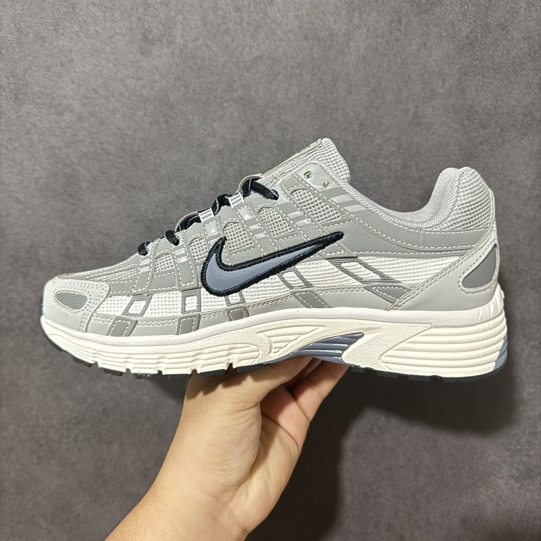 图片[2]-【公司级】耐克(NIKE)男女子休闲运动鞋 P-6000 Premium 轻便舒适透气防滑缓震耐磨跑步鞋。 P-6000 是一款植根于 2000 年代风格的混合款式，让人想起去年再次流行的 Zoom Vomero 5。采用透气网眼布搭配皮革和合成材质覆面，再现 21 世纪早期鞋款外观。活力配色打造时尚外观和运动美学，结合泡棉缓震配置，缔造非凡舒适的日常穿着体验。皮革、织物与合成材质组合鞋面，打造舒适支撑效果。沿袭 Nike Pegasus 25 和 Nike Pegasus 2006 的复古设计风格，泡棉中底，轻盈缓震，缓震鞋垫，带来舒适的足底体验，橡胶外底，铸就非凡抓地力。 货号：IR5279-003 尺码： 36 36.5 37.5 38 38.5 39 40 40.5 41 42 42.5 43 44 45 46-选品中心