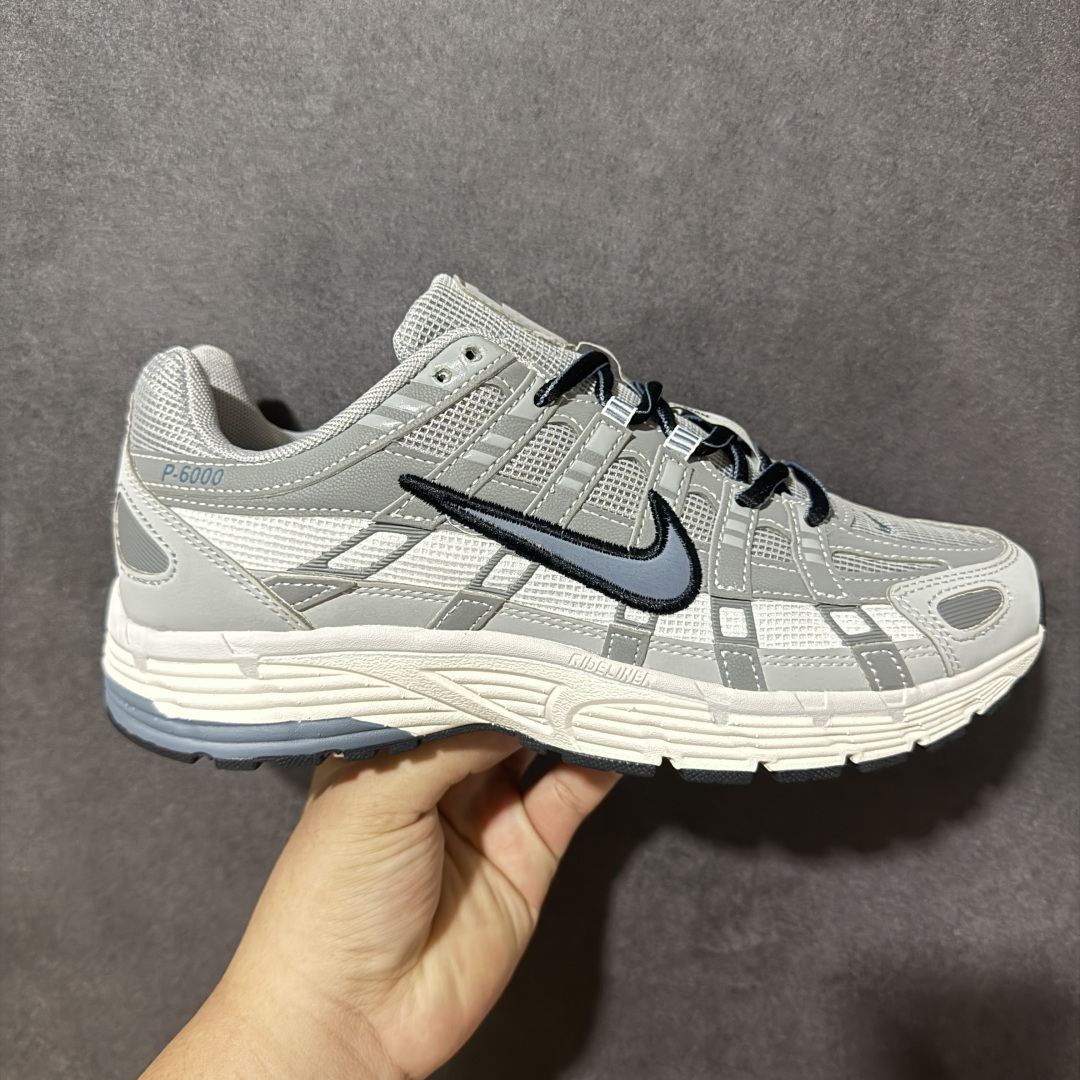 【公司级】耐克(NIKE)男女子休闲运动鞋 P-6000 Premium 轻便舒适透气防滑缓震耐磨跑步鞋。 P-6000 是一款植根于 2000 年代风格的混合款式，让人想起去年再次流行的 Zoom Vomero 5。采用透气网眼布搭配皮革和合成材质覆面，再现 21 世纪早期鞋款外观。活力配色打造时尚外观和运动美学，结合泡棉缓震配置，缔造非凡舒适的日常穿着体验。皮革、织物与合成材质组合鞋面，打造舒适支撑效果。沿袭 Nike Pegasus 25 和 Nike Pegasus 2006 的复古设计风格，泡棉中底，轻盈缓震，缓震鞋垫，带来舒适的足底体验，橡胶外底，铸就非凡抓地力。 货号：IR5279-003 尺码： 36 36.5 37.5 38 38.5 39 40 40.5 41 42 42.5 43 44 45 46-选品中心