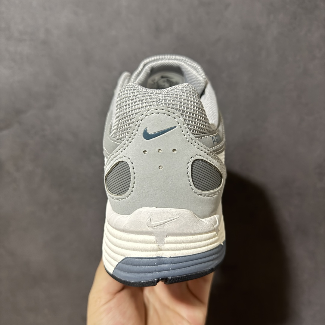 图片[4]-【公司级】耐克(NIKE)男女子休闲运动鞋 P-6000 Premium 轻便舒适透气防滑缓震耐磨跑步鞋。 P-6000 是一款植根于 2000 年代风格的混合款式，让人想起去年再次流行的 Zoom Vomero 5。采用透气网眼布搭配皮革和合成材质覆面，再现 21 世纪早期鞋款外观。活力配色打造时尚外观和运动美学，结合泡棉缓震配置，缔造非凡舒适的日常穿着体验。皮革、织物与合成材质组合鞋面，打造舒适支撑效果。沿袭 Nike Pegasus 25 和 Nike Pegasus 2006 的复古设计风格，泡棉中底，轻盈缓震，缓震鞋垫，带来舒适的足底体验，橡胶外底，铸就非凡抓地力。 货号：IR5279-003 尺码： 36 36.5 37.5 38 38.5 39 40 40.5 41 42 42.5 43 44 45 46-选品中心