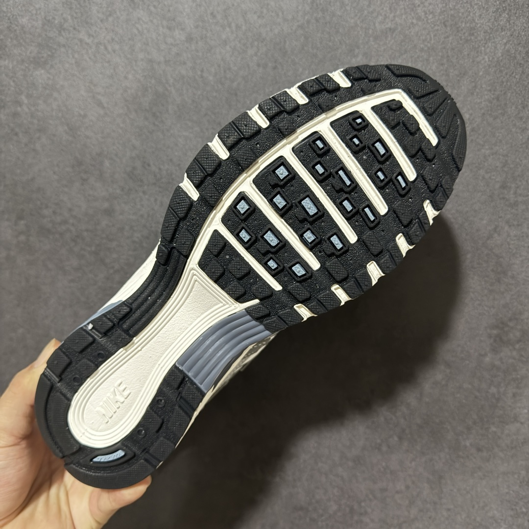 图片[9]-【公司级】耐克(NIKE)男女子休闲运动鞋 P-6000 Premium 轻便舒适透气防滑缓震耐磨跑步鞋。 P-6000 是一款植根于 2000 年代风格的混合款式，让人想起去年再次流行的 Zoom Vomero 5。采用透气网眼布搭配皮革和合成材质覆面，再现 21 世纪早期鞋款外观。活力配色打造时尚外观和运动美学，结合泡棉缓震配置，缔造非凡舒适的日常穿着体验。皮革、织物与合成材质组合鞋面，打造舒适支撑效果。沿袭 Nike Pegasus 25 和 Nike Pegasus 2006 的复古设计风格，泡棉中底，轻盈缓震，缓震鞋垫，带来舒适的足底体验，橡胶外底，铸就非凡抓地力。 货号：IR5279-003 尺码： 36 36.5 37.5 38 38.5 39 40 40.5 41 42 42.5 43 44 45 46-选品中心