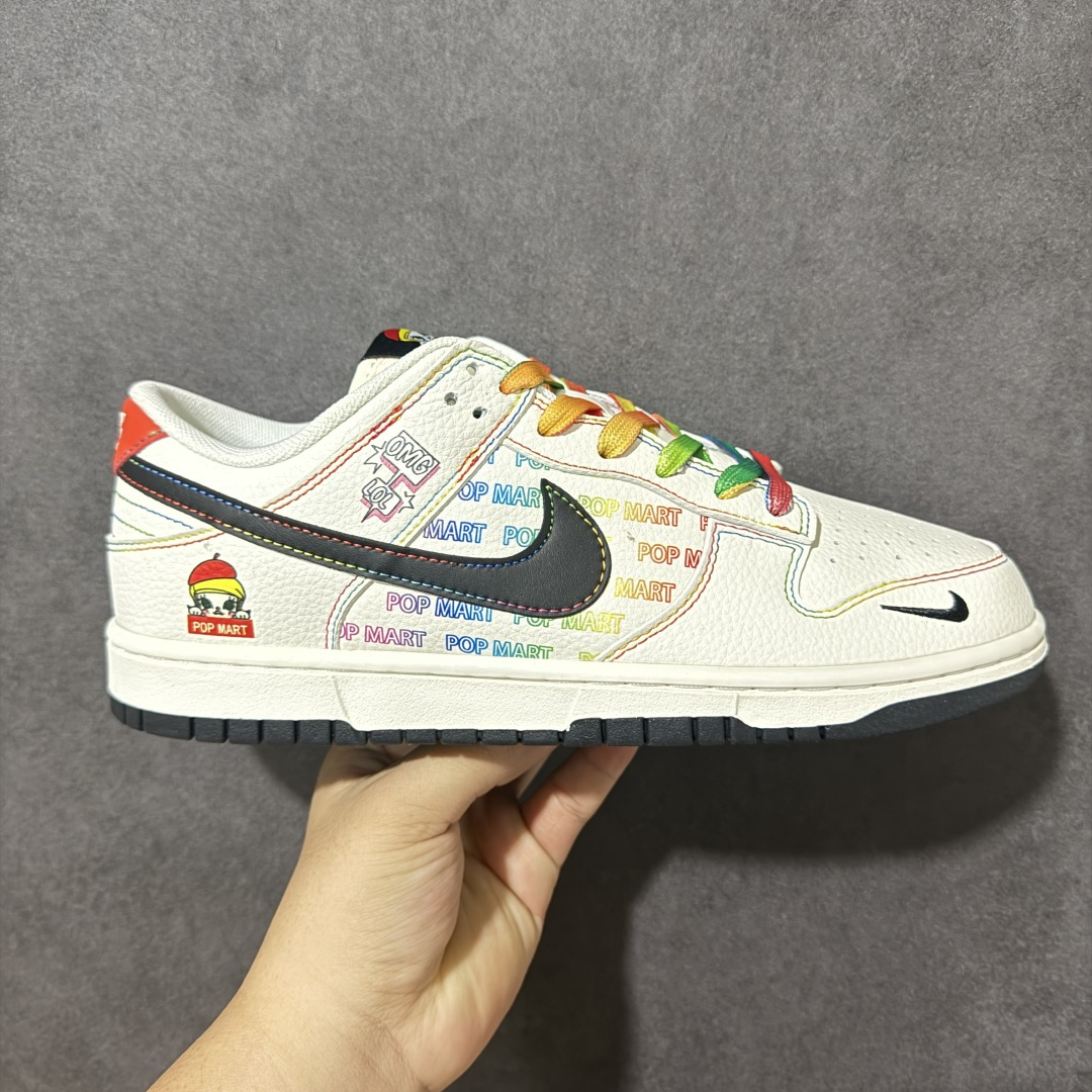 【公司级】Nike Dunk SB x POP Mart泡泡玛特 彩虹联名 头层皮 原版原面 真zoom气垫 正确版型 完美充正 微店平台专供 【挂件颜色随机不固定】 货号: HS9467-500 彩虹玩偶 尺码: 36 36.5 37.5 38 38.5 39 40 40.5 41 42 42.5 43 44 44.5 45 46-选品中心