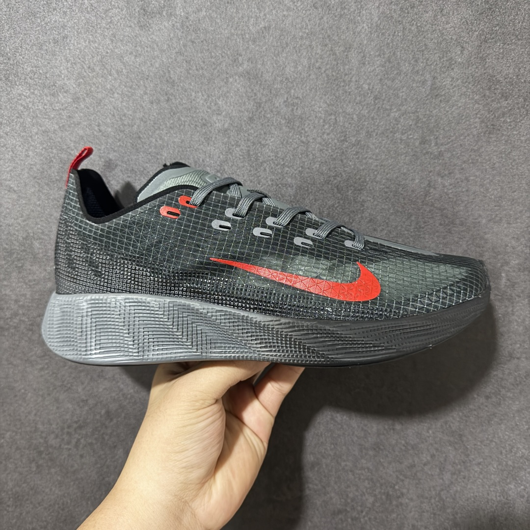 【公司级】Nike Ava X 耐克 舒适百搭耐磨低帮 休闲跑步鞋 采用轻盈的机能型织物鞋面 专为四季穿着而设计 流线型TPU包覆结构带来稳固贴合感 简约风橡胶外底具备出色排水性能和强劲抓地力 鞋身穿插的打孔赛道条纹灵感源自经典跑鞋 兼具舒适感与透气性 反光细节点缀其间 为都市夜行增添一份醒目与安全 货号： HM9697-002 尺码：36-45没半码-选品中心