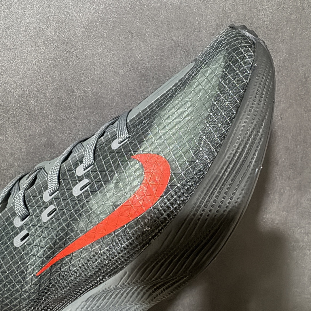 图片[7]-【公司级】Nike Ava X 耐克 舒适百搭耐磨低帮 休闲跑步鞋 采用轻盈的机能型织物鞋面 专为四季穿着而设计 流线型TPU包覆结构带来稳固贴合感 简约风橡胶外底具备出色排水性能和强劲抓地力 鞋身穿插的打孔赛道条纹灵感源自经典跑鞋 兼具舒适感与透气性 反光细节点缀其间 为都市夜行增添一份醒目与安全 货号： HM9697-002 尺码：36-45没半码-选品中心
