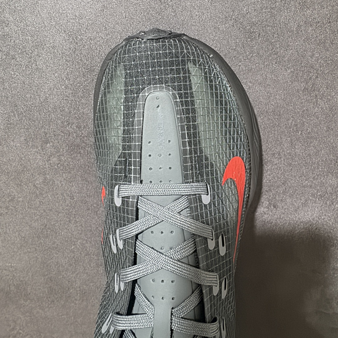 图片[4]-【公司级】Nike Ava X 耐克 舒适百搭耐磨低帮 休闲跑步鞋 采用轻盈的机能型织物鞋面 专为四季穿着而设计 流线型TPU包覆结构带来稳固贴合感 简约风橡胶外底具备出色排水性能和强劲抓地力 鞋身穿插的打孔赛道条纹灵感源自经典跑鞋 兼具舒适感与透气性 反光细节点缀其间 为都市夜行增添一份醒目与安全 货号： HM9697-002 尺码：36-45没半码-选品中心