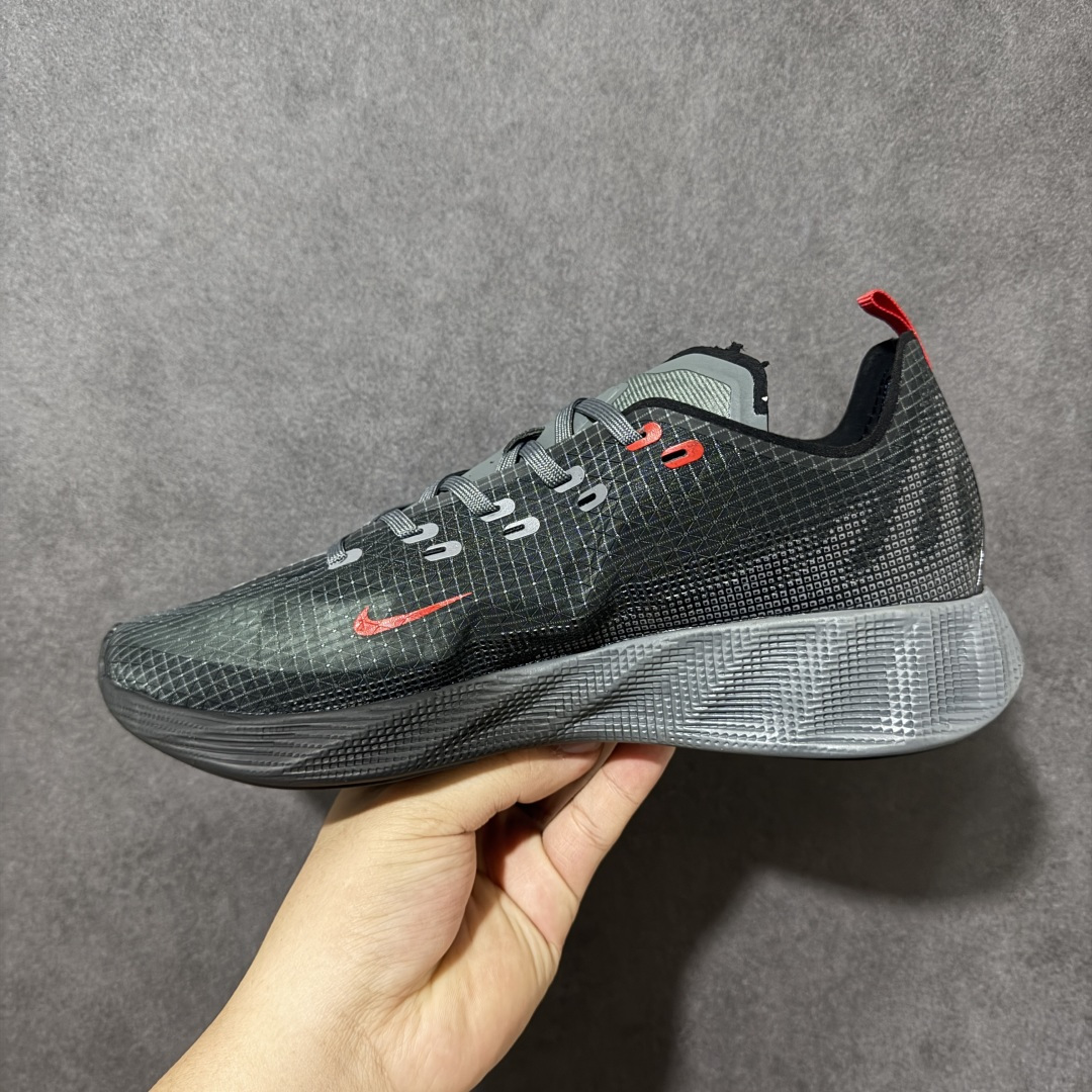 图片[2]-【公司级】Nike Ava X 耐克 舒适百搭耐磨低帮 休闲跑步鞋 采用轻盈的机能型织物鞋面 专为四季穿着而设计 流线型TPU包覆结构带来稳固贴合感 简约风橡胶外底具备出色排水性能和强劲抓地力 鞋身穿插的打孔赛道条纹灵感源自经典跑鞋 兼具舒适感与透气性 反光细节点缀其间 为都市夜行增添一份醒目与安全 货号： HM9697-002 尺码：36-45没半码-选品中心