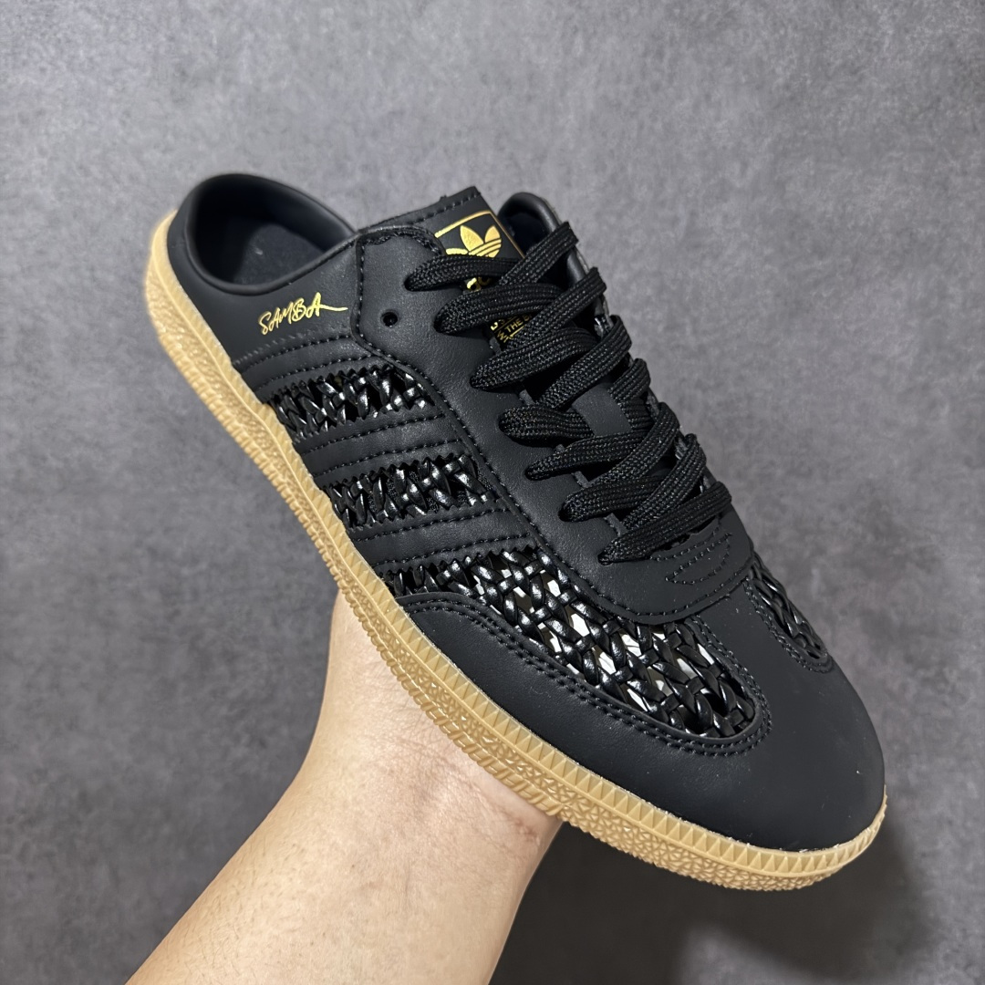 图片[3]-💰‌130【公司级】阿迪达斯adidas Samba Mule‌ 包头运动拖鞋 半拖鞋，是阿迪达斯在2026年夏季推出的热门鞋款，它将经典的 ‌Samba‌ 足球鞋型改造为无后跟的 ‌穆勒鞋（Mule）‌ 样式，主打清凉透气与便捷穿脱。一脚蹬设计‌：去除了传统 Samba 的后跟包裹，改为半拖式结构，穿脱极其方便，适合夏日居家、通勤或休闲场景 。‌材质升级‌：‌柔软皮革鞋面，经典元素保留‌：鞋头 T 型饰片、侧边三道杠标志以及经典的生胶外底得以保留，维持了 Samba 系列的复古辨识度 。‌ 货号：KH7720 尺码： 36 36⅔ 37⅓ 38 38⅔ 39⅓ 40 40⅔ 41⅓ 42 42⅔ 43⅓ 44 45 46-选品中心