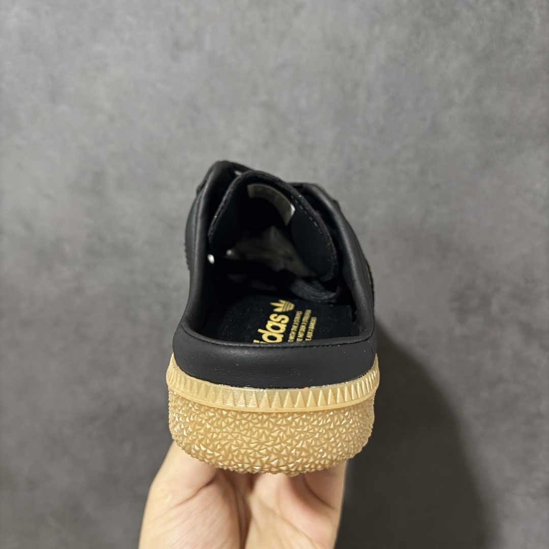 图片[4]-💰‌130【公司级】阿迪达斯adidas Samba Mule‌ 包头运动拖鞋 半拖鞋，是阿迪达斯在2026年夏季推出的热门鞋款，它将经典的 ‌Samba‌ 足球鞋型改造为无后跟的 ‌穆勒鞋（Mule）‌ 样式，主打清凉透气与便捷穿脱。一脚蹬设计‌：去除了传统 Samba 的后跟包裹，改为半拖式结构，穿脱极其方便，适合夏日居家、通勤或休闲场景 。‌材质升级‌：‌柔软皮革鞋面，经典元素保留‌：鞋头 T 型饰片、侧边三道杠标志以及经典的生胶外底得以保留，维持了 Samba 系列的复古辨识度 。‌ 货号：KH7720 尺码： 36 36⅔ 37⅓ 38 38⅔ 39⅓ 40 40⅔ 41⅓ 42 42⅔ 43⅓ 44 45 46-选品中心