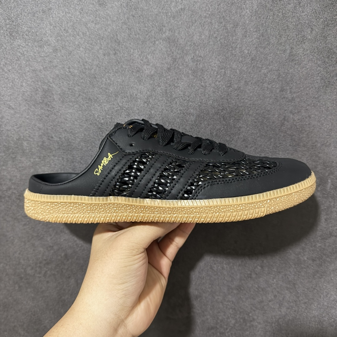 💰130【公司级】阿迪达斯adidas Samba Mule 包头运动拖鞋 半拖鞋,是阿迪达斯在2026年夏季推出的热门鞋款,它将经典的 Samba 足球鞋型改造为无后跟的 穆勒鞋(Mule) 样式,主打清凉透气与便捷穿脱。一脚蹬设计:去除了传统 Samba 的后跟包裹,改为半拖式结构,穿脱极其方便,适合夏日居家、通勤或休闲场景 。材质升级:柔软皮革鞋面,经典元素保留:鞋头 T 型饰片、侧边三道杠标志以及经典的生胶外底得以保留,维持了 Samba 系列的复古辨识度 。 货号:KH7720 尺码: 36 36⅔ 37⅓ 38 38⅔ 39⅓ 40 40⅔ 41⅓ 42 42⅔ 43⅓ 44 45 46-选品中心