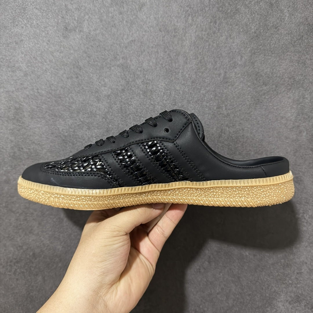 图片[2]-💰‌130【公司级】阿迪达斯adidas Samba Mule‌ 包头运动拖鞋 半拖鞋，是阿迪达斯在2026年夏季推出的热门鞋款，它将经典的 ‌Samba‌ 足球鞋型改造为无后跟的 ‌穆勒鞋（Mule）‌ 样式，主打清凉透气与便捷穿脱。一脚蹬设计‌：去除了传统 Samba 的后跟包裹，改为半拖式结构，穿脱极其方便，适合夏日居家、通勤或休闲场景 。‌材质升级‌：‌柔软皮革鞋面，经典元素保留‌：鞋头 T 型饰片、侧边三道杠标志以及经典的生胶外底得以保留，维持了 Samba 系列的复古辨识度 。‌ 货号：KH7720 尺码： 36 36⅔ 37⅓ 38 38⅔ 39⅓ 40 40⅔ 41⅓ 42 42⅔ 43⅓ 44 45 46-选品中心