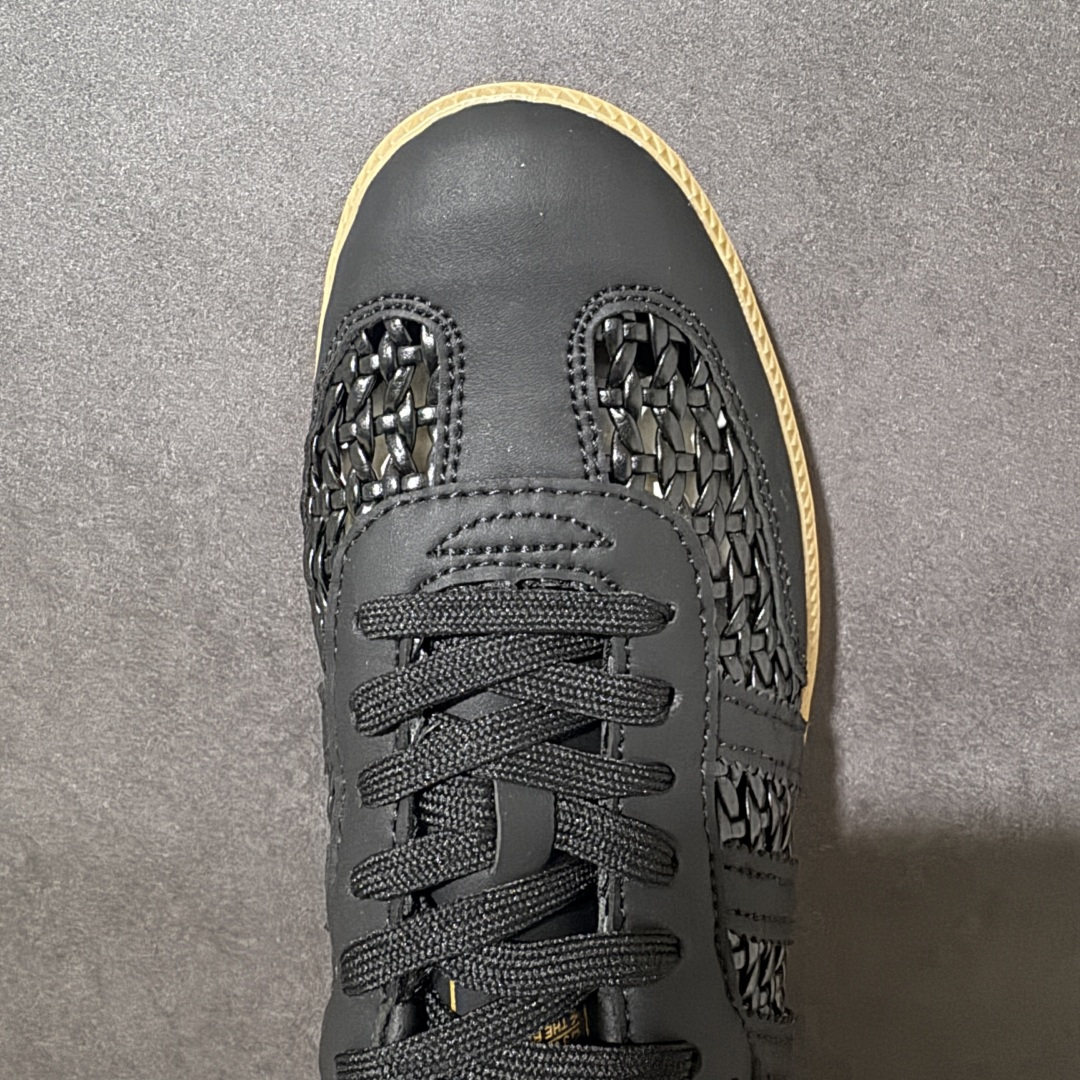 图片[5]-💰‌130【公司级】阿迪达斯adidas Samba Mule‌ 包头运动拖鞋 半拖鞋，是阿迪达斯在2026年夏季推出的热门鞋款，它将经典的 ‌Samba‌ 足球鞋型改造为无后跟的 ‌穆勒鞋（Mule）‌ 样式，主打清凉透气与便捷穿脱。一脚蹬设计‌：去除了传统 Samba 的后跟包裹，改为半拖式结构，穿脱极其方便，适合夏日居家、通勤或休闲场景 。‌材质升级‌：‌柔软皮革鞋面，经典元素保留‌：鞋头 T 型饰片、侧边三道杠标志以及经典的生胶外底得以保留，维持了 Samba 系列的复古辨识度 。‌ 货号：KH7720 尺码： 36 36⅔ 37⅓ 38 38⅔ 39⅓ 40 40⅔ 41⅓ 42 42⅔ 43⅓ 44 45 46-选品中心