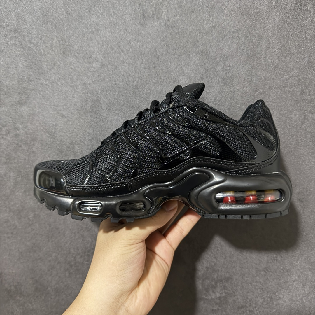 图片[2]-【公司级】NK Air Max Plus TN 复古气垫跑鞋 大厂出品 多道QC标准品控质检 整体配色采用撞色妆点 鞋面网眼布和皮革材质打造 中底搭载 Air Max 科技 保证了日常穿着的缓震性！鞋垫处和鞋后跟印有 TN 字样 彰显鞋款身份 货号：DM2362-002 尺码：36-45-选品中心