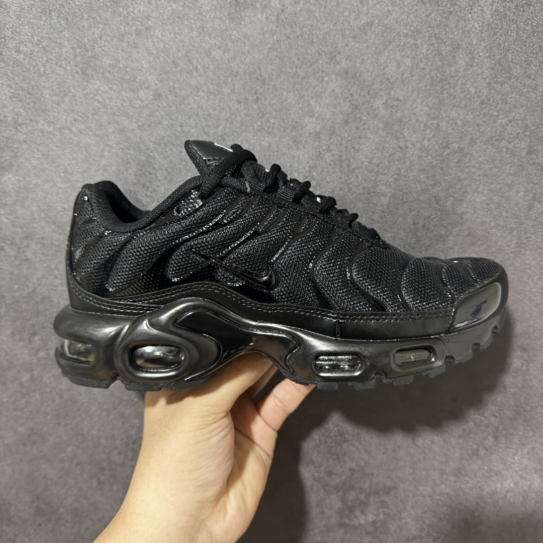 【公司级】NK Air Max Plus TN 复古气垫跑鞋 大厂出品 多道QC标准品控质检 整体配色采用撞色妆点 鞋面网眼布和皮革材质打造 中底搭载 Air Max 科技 保证了日常穿着的缓震性！鞋垫处和鞋后跟印有 TN 字样 彰显鞋款身份 货号：DM2362-002 尺码：36-45-选品中心