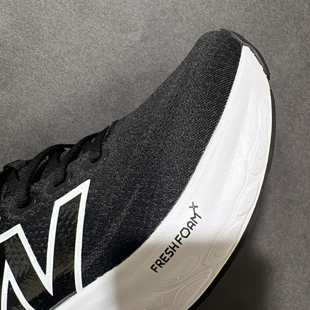 图片[8]-【公司级】NEW BALANCE 1080V13 缓震运动鞋NB透气运动休闲跑鞋 DETAIL INFO可靠的舒适性和高性能相结合，为日常穿着和比赛日提供了多功能性全新infinion Foam中底科技，实现缓震性能与能量回馈双重突破鞋面采用模压透气网设计，更加贴合脚部摇杆轮廓设计，实现更自然 更顺畅的脚跟到脚尖过渡感觉 货号： M108013V 尺码： 40-45-选品中心