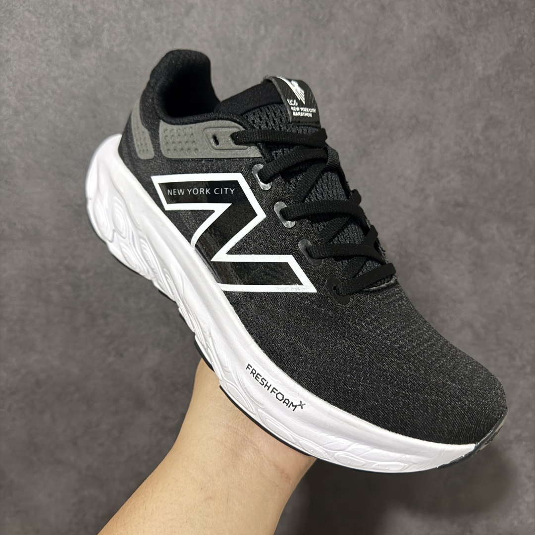 图片[3]-【公司级】NEW BALANCE 1080V13 缓震运动鞋NB透气运动休闲跑鞋 DETAIL INFO可靠的舒适性和高性能相结合，为日常穿着和比赛日提供了多功能性全新infinion Foam中底科技，实现缓震性能与能量回馈双重突破鞋面采用模压透气网设计，更加贴合脚部摇杆轮廓设计，实现更自然 更顺畅的脚跟到脚尖过渡感觉 货号： M108013V 尺码： 40-45-选品中心